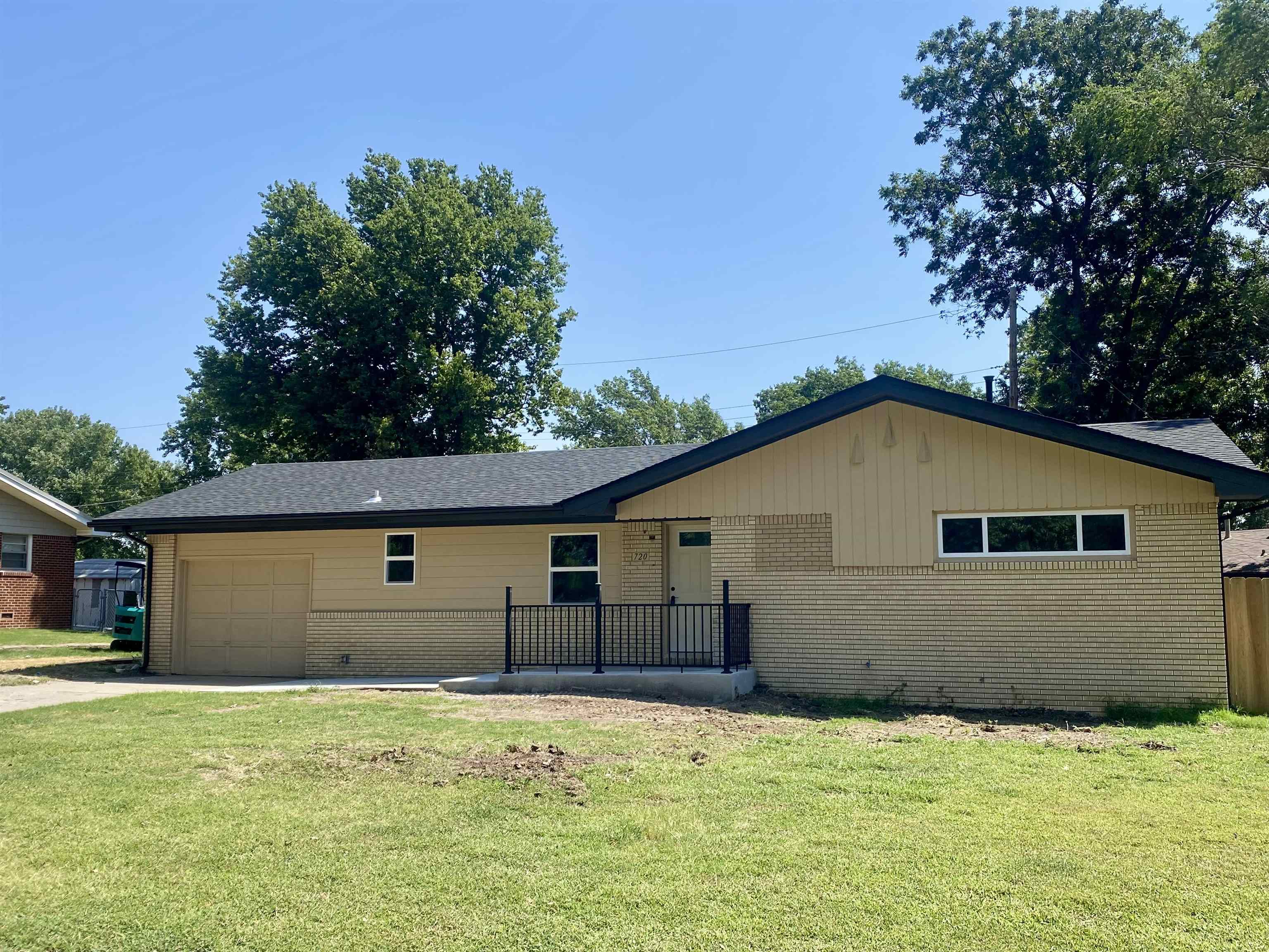 720 N Elm Property Photo 3