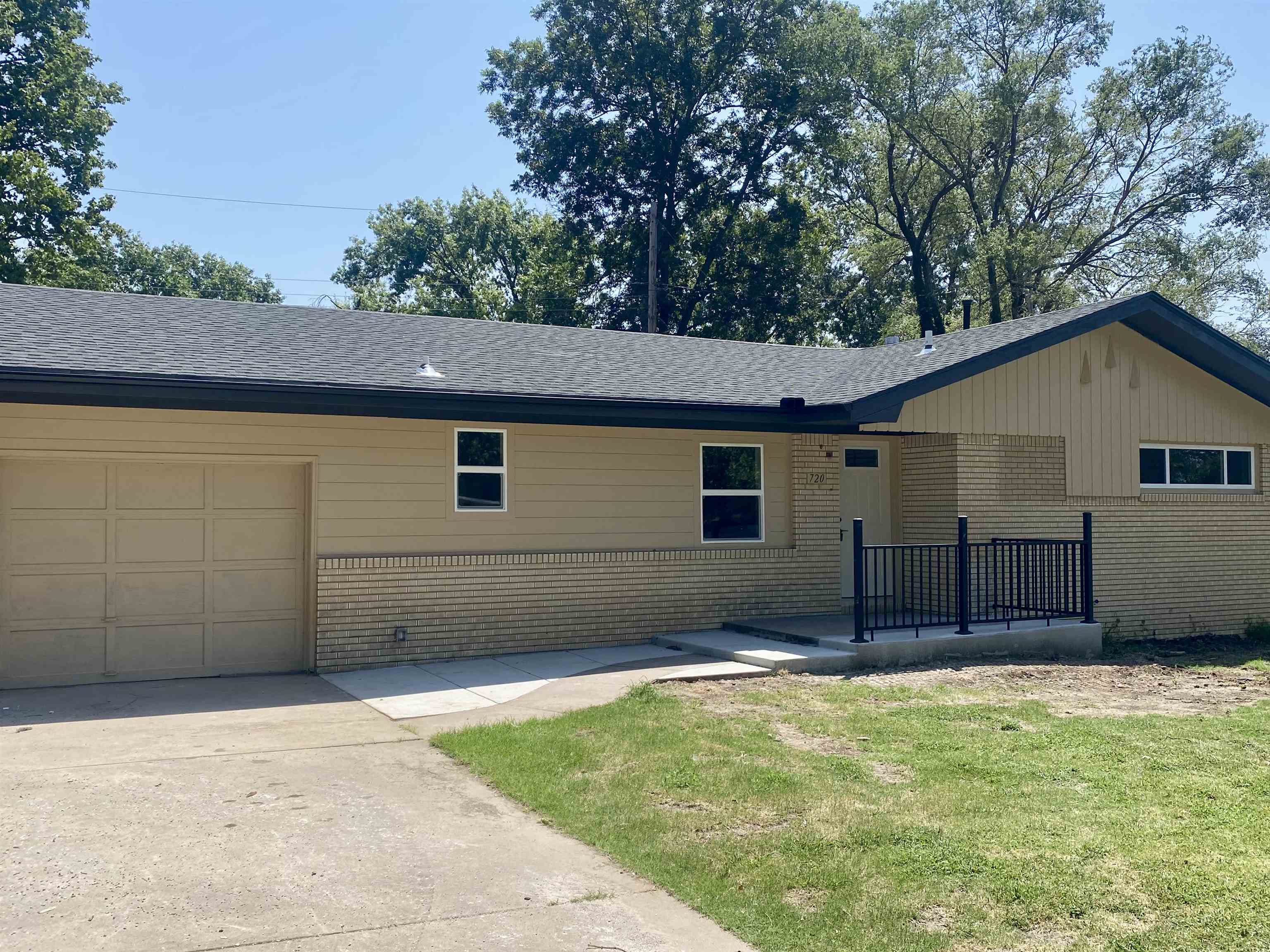 720 N Elm Property Photo 4