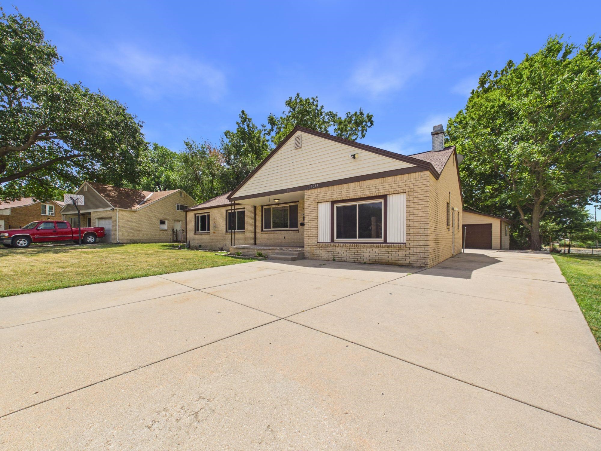 5047 E Morris St Property Photo 2
