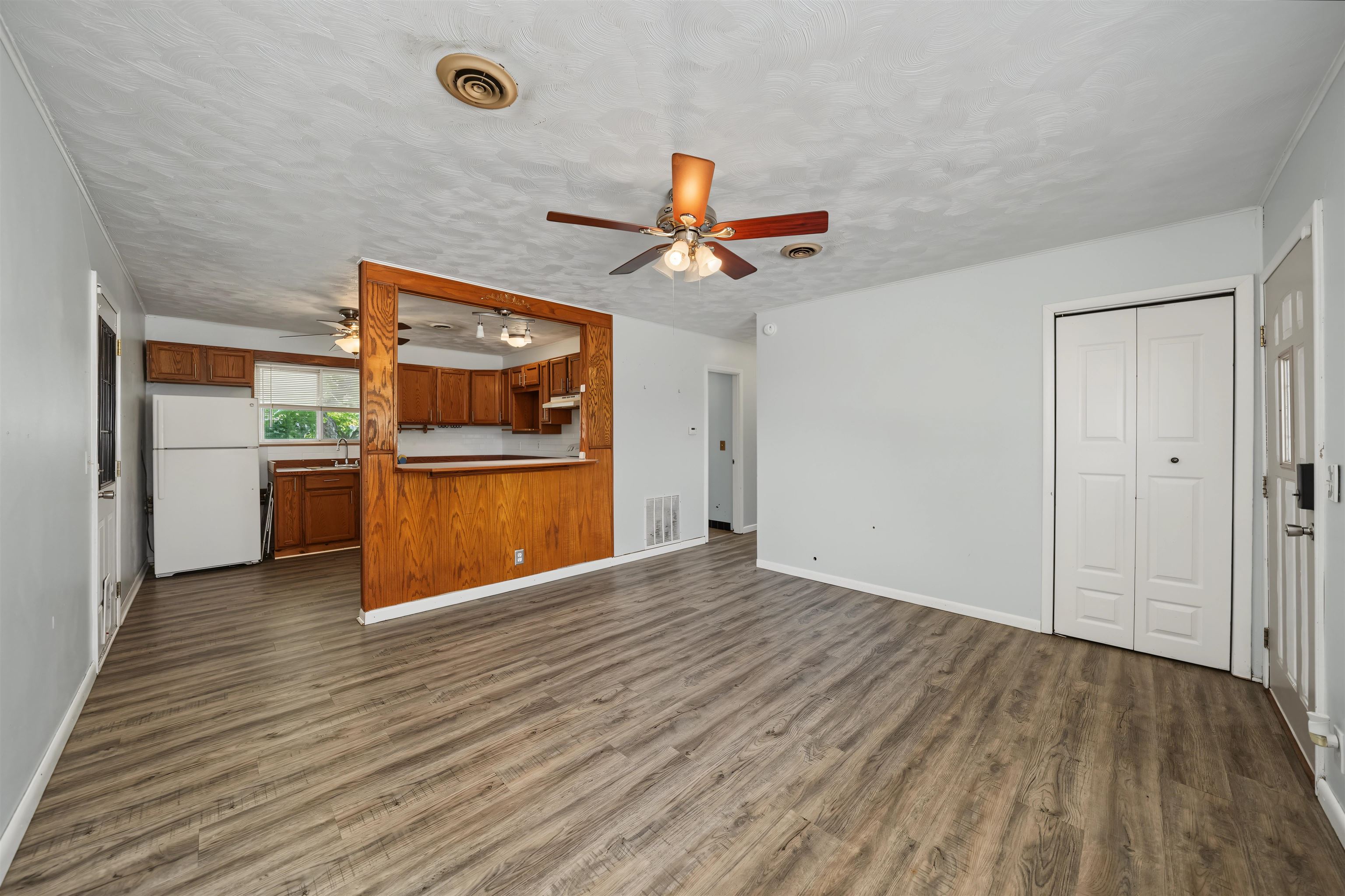 2021 Kenny Ave Property Photo 2