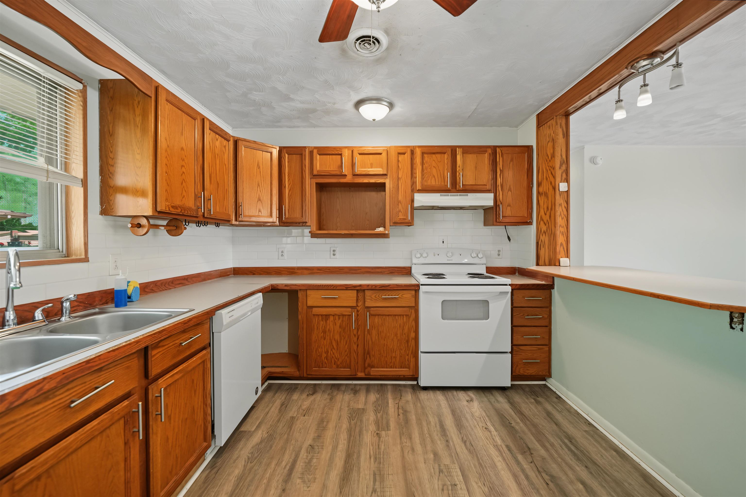 2021 Kenny Ave Property Photo 6