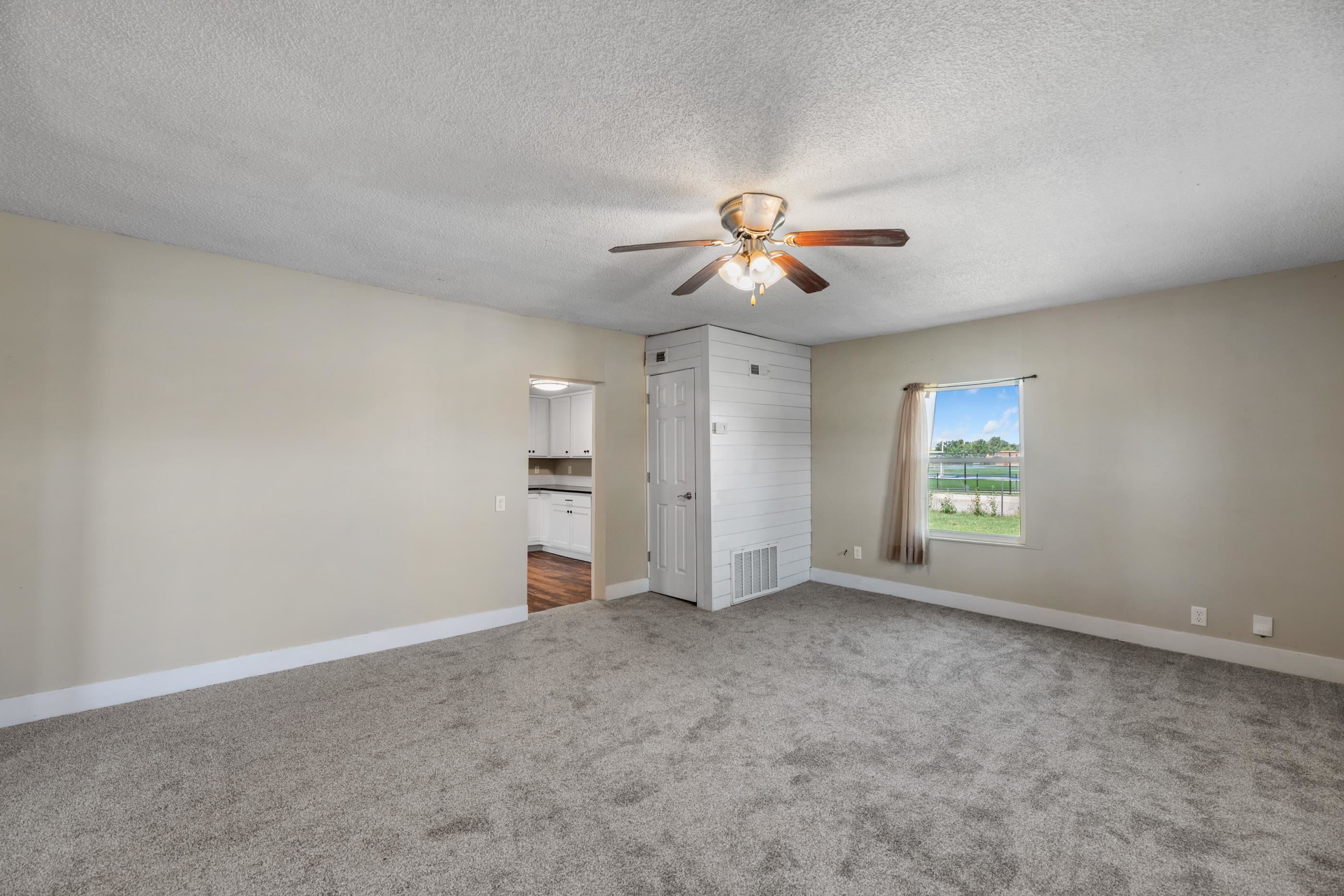 1645 N Main Property Photo 9