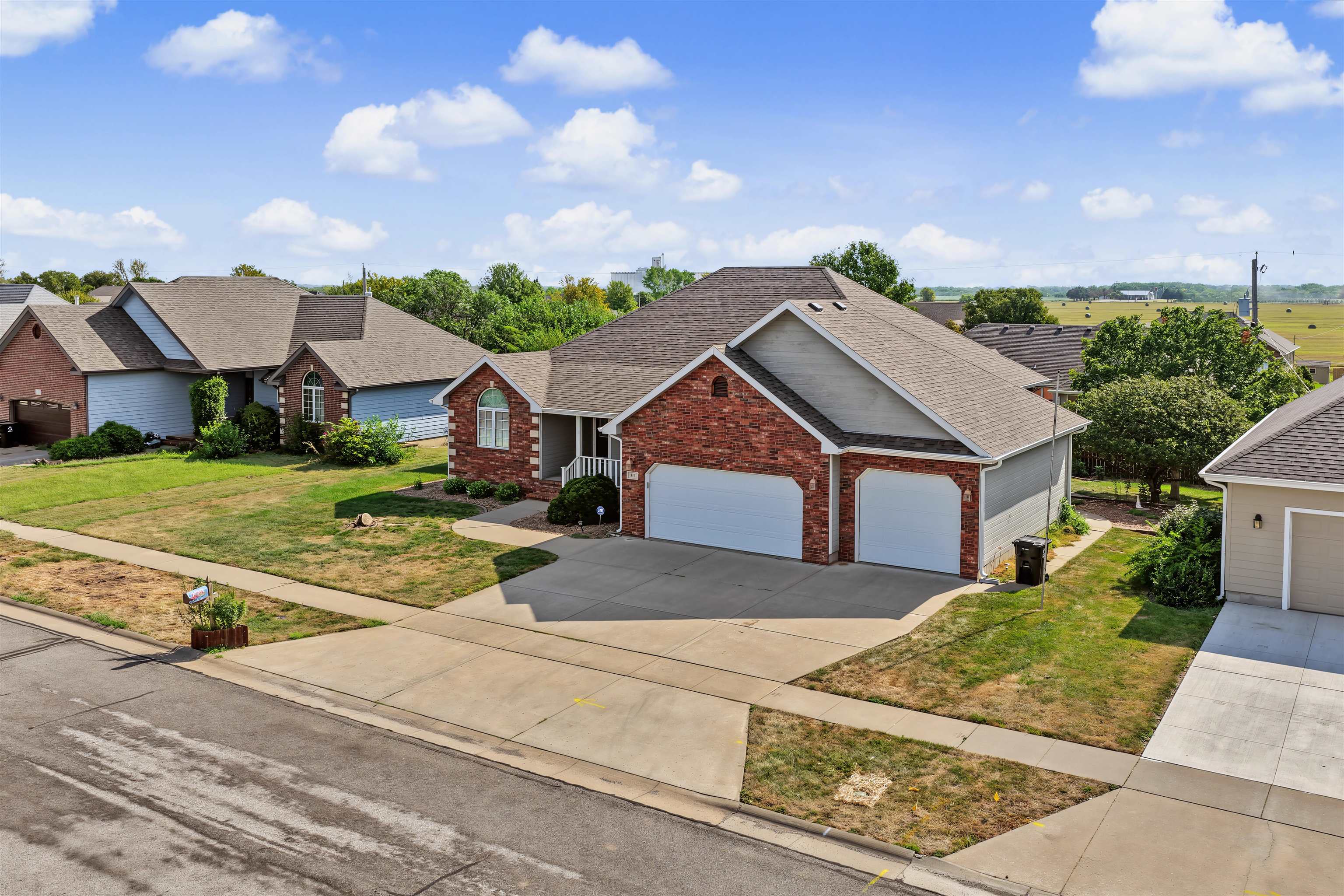 517 Pine Ridge Dr. Property Photo 2