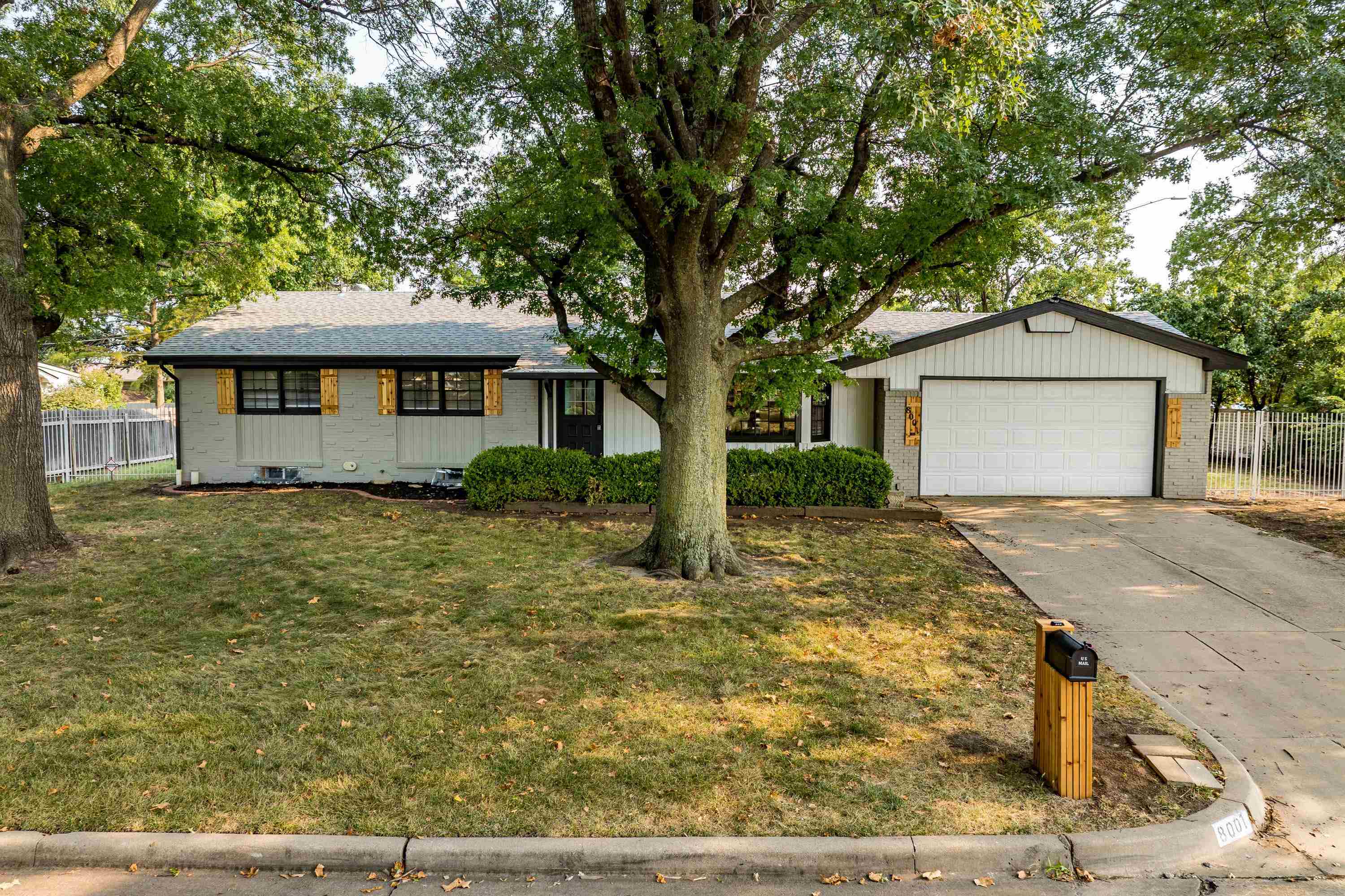 8001 E Willowbrook Rd Property Photo 1