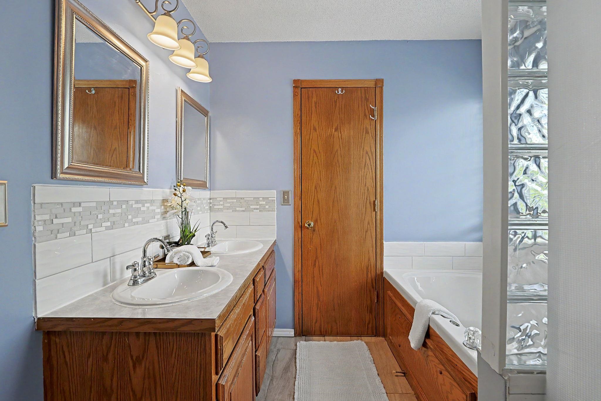 2933 N Parkwood Ct. Property Photo 12