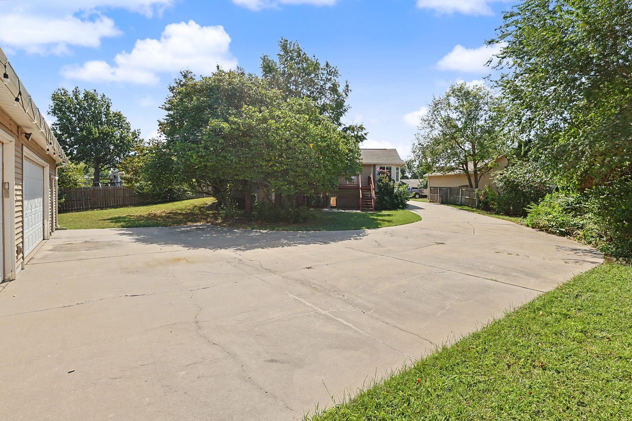 2933 N Parkwood Ct. Property Photo 22