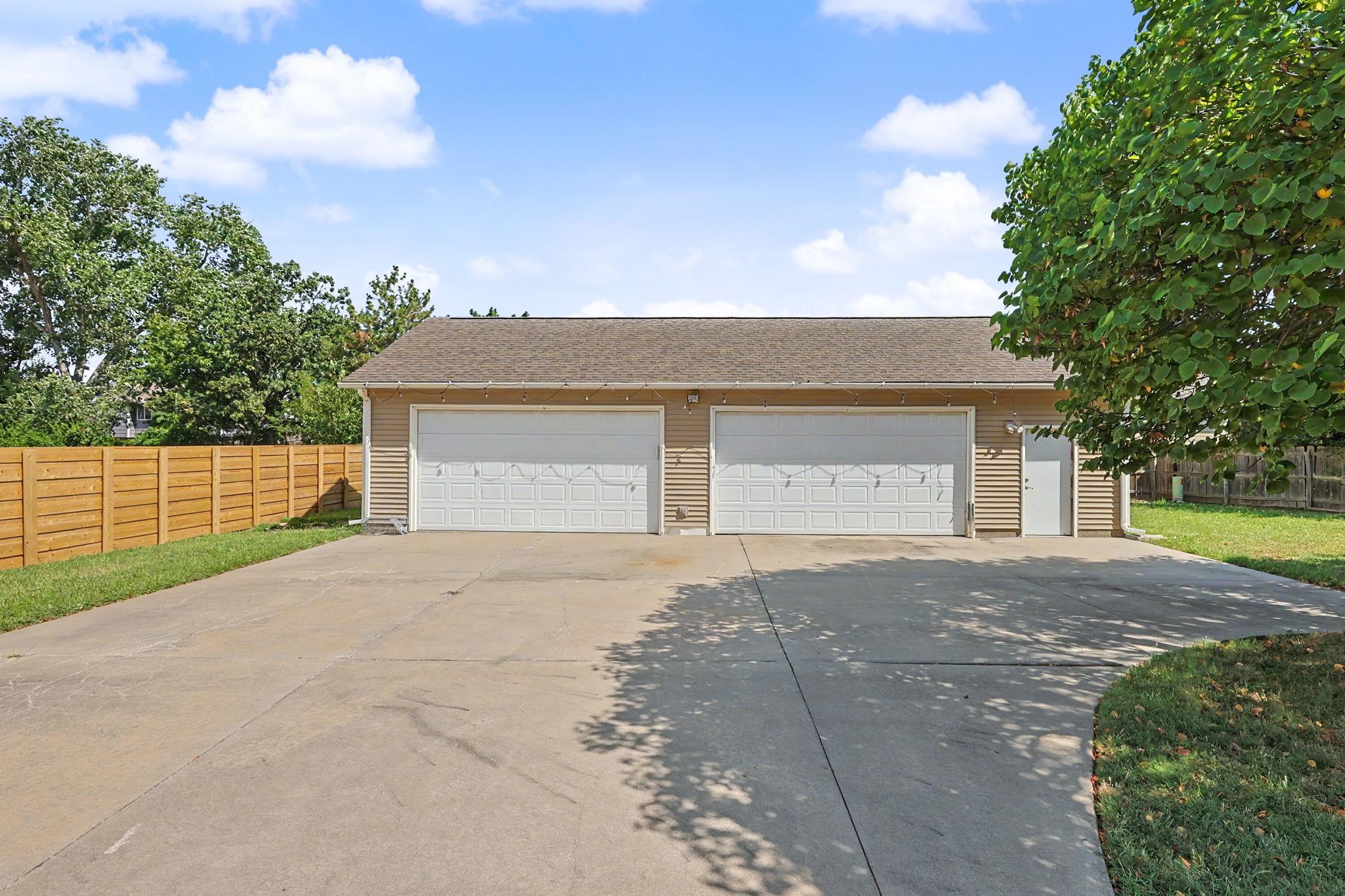 2933 N Parkwood Ct. Property Photo 23