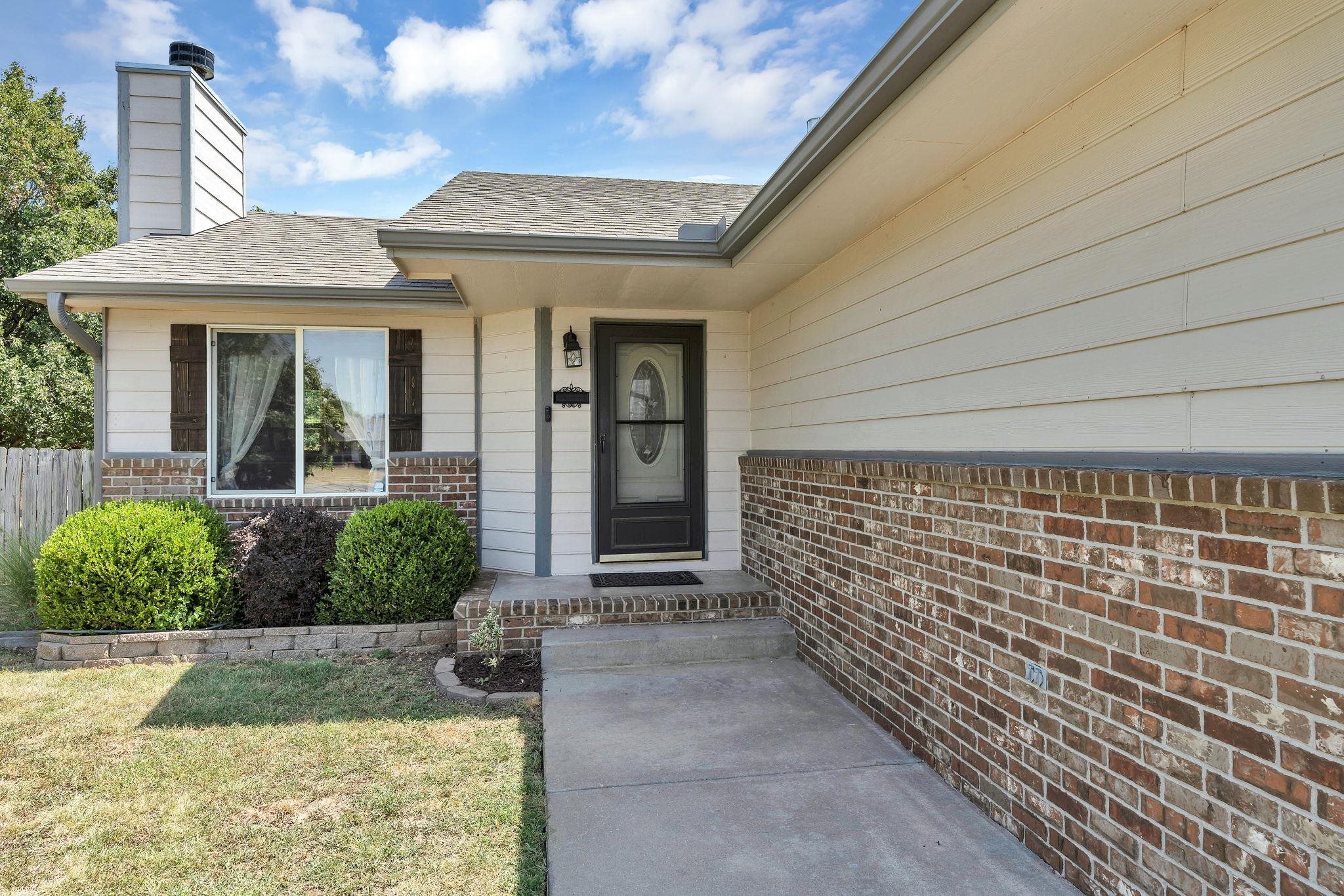 1730 E Winterset Circle Property Photo 3