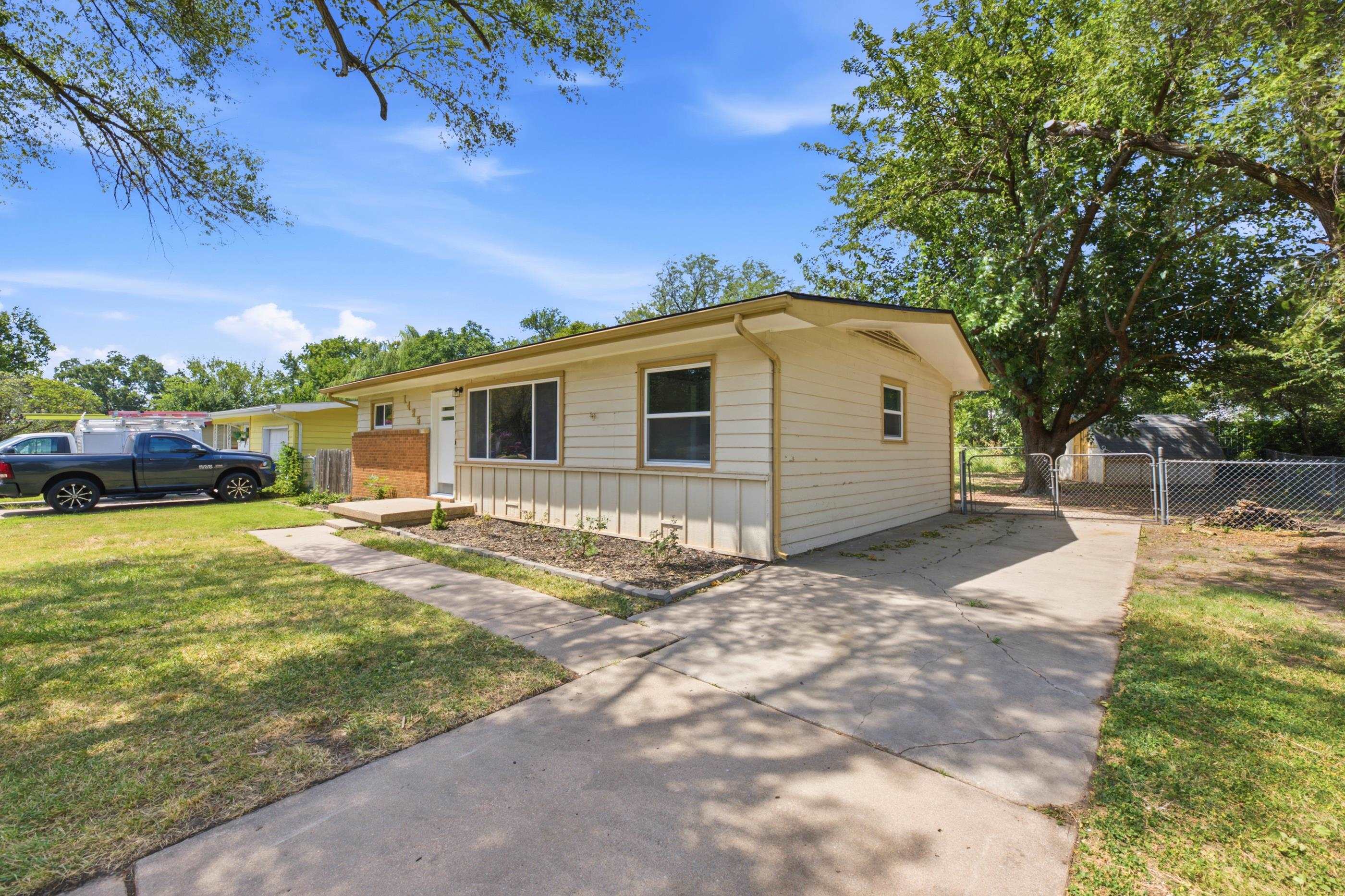 1425 N Georgie Ave Property Photo 3