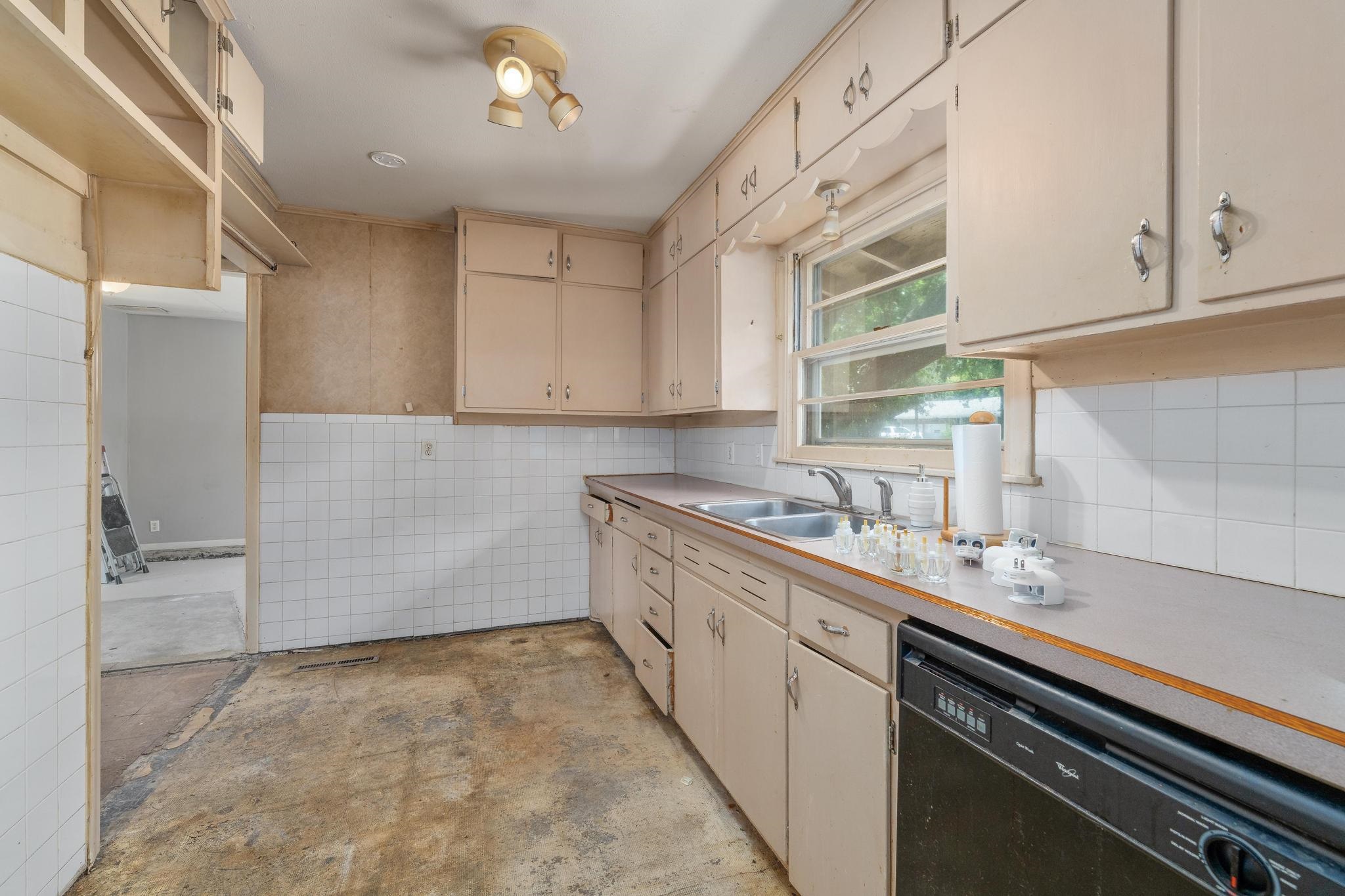 1037 Inverness Dr Property Photo 7