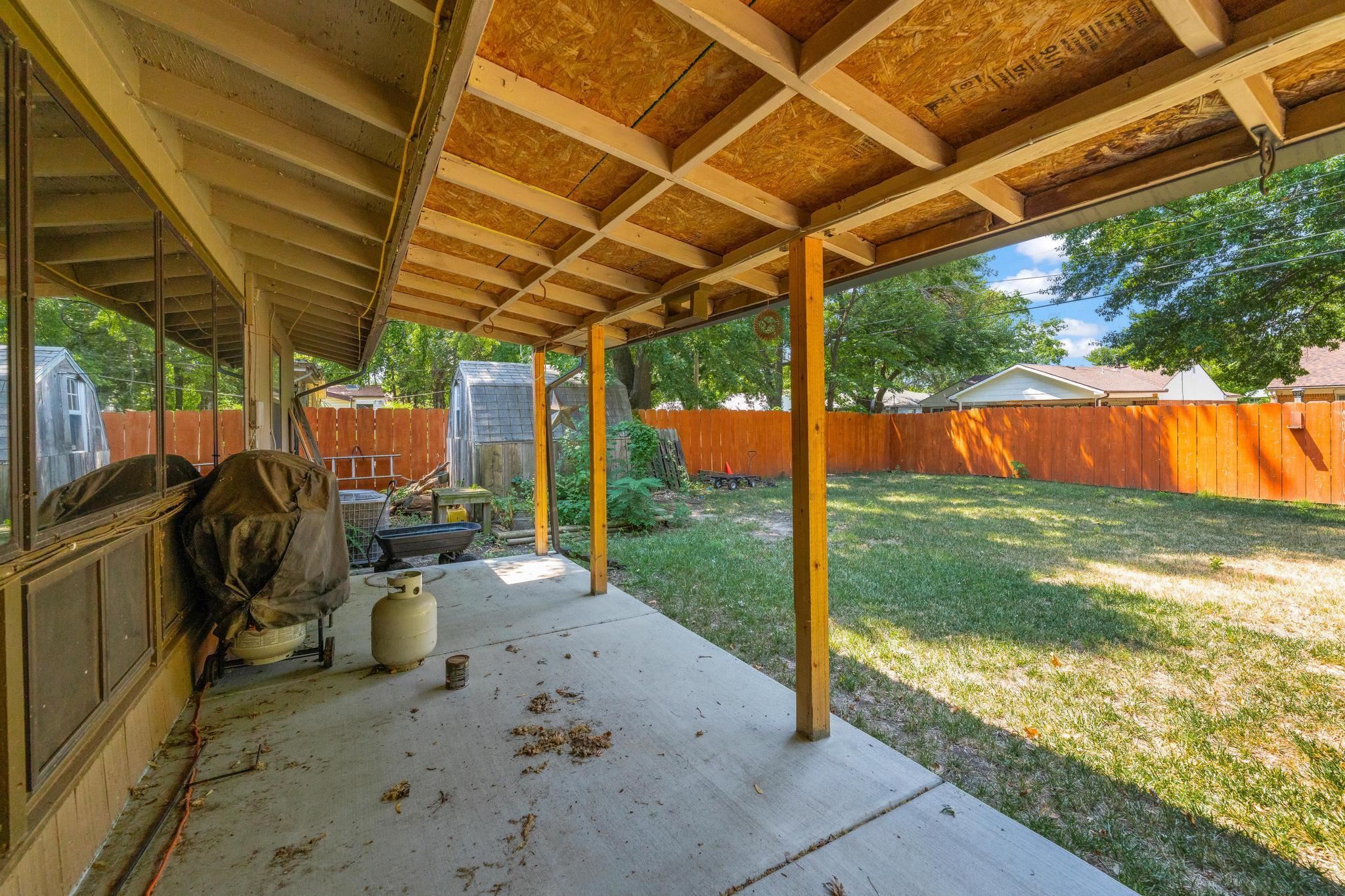 1037 Inverness Dr Property Photo 23