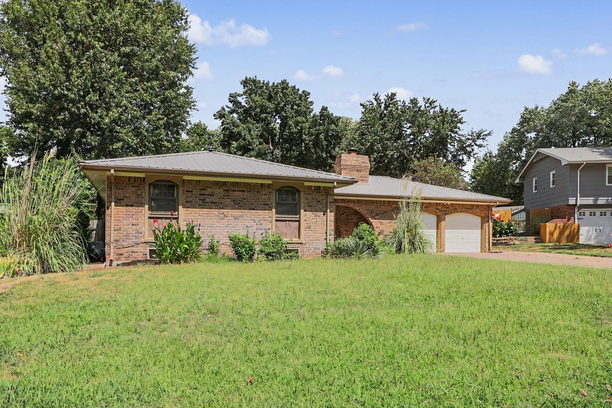 1306 E Brookfield Lane Property Photo 1