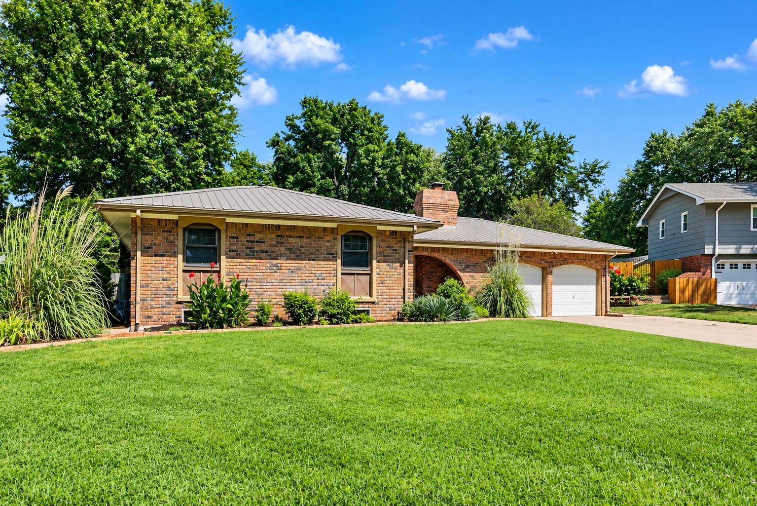 1306 E Brookfield Lane