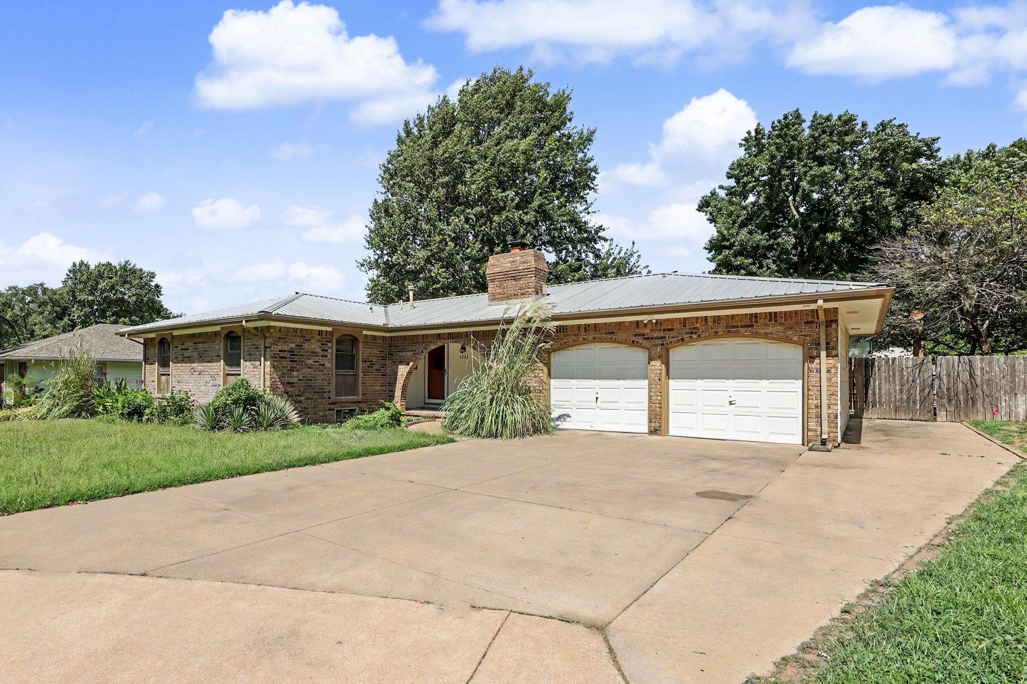 1306 E Brookfield Lane Property Photo 2