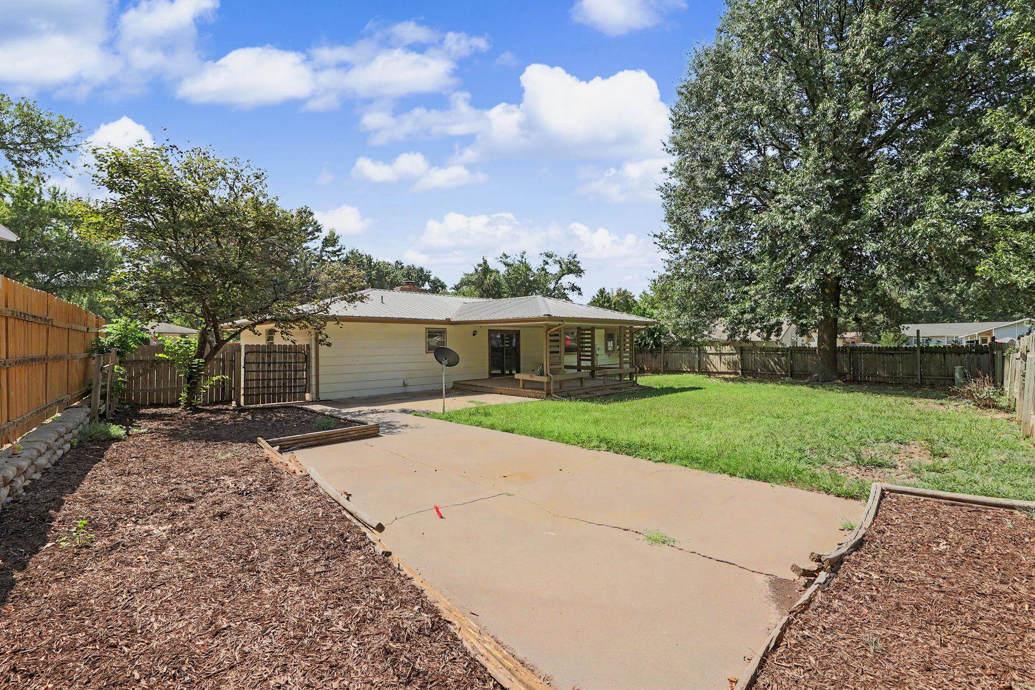 1306 E Brookfield Lane Property Photo 3