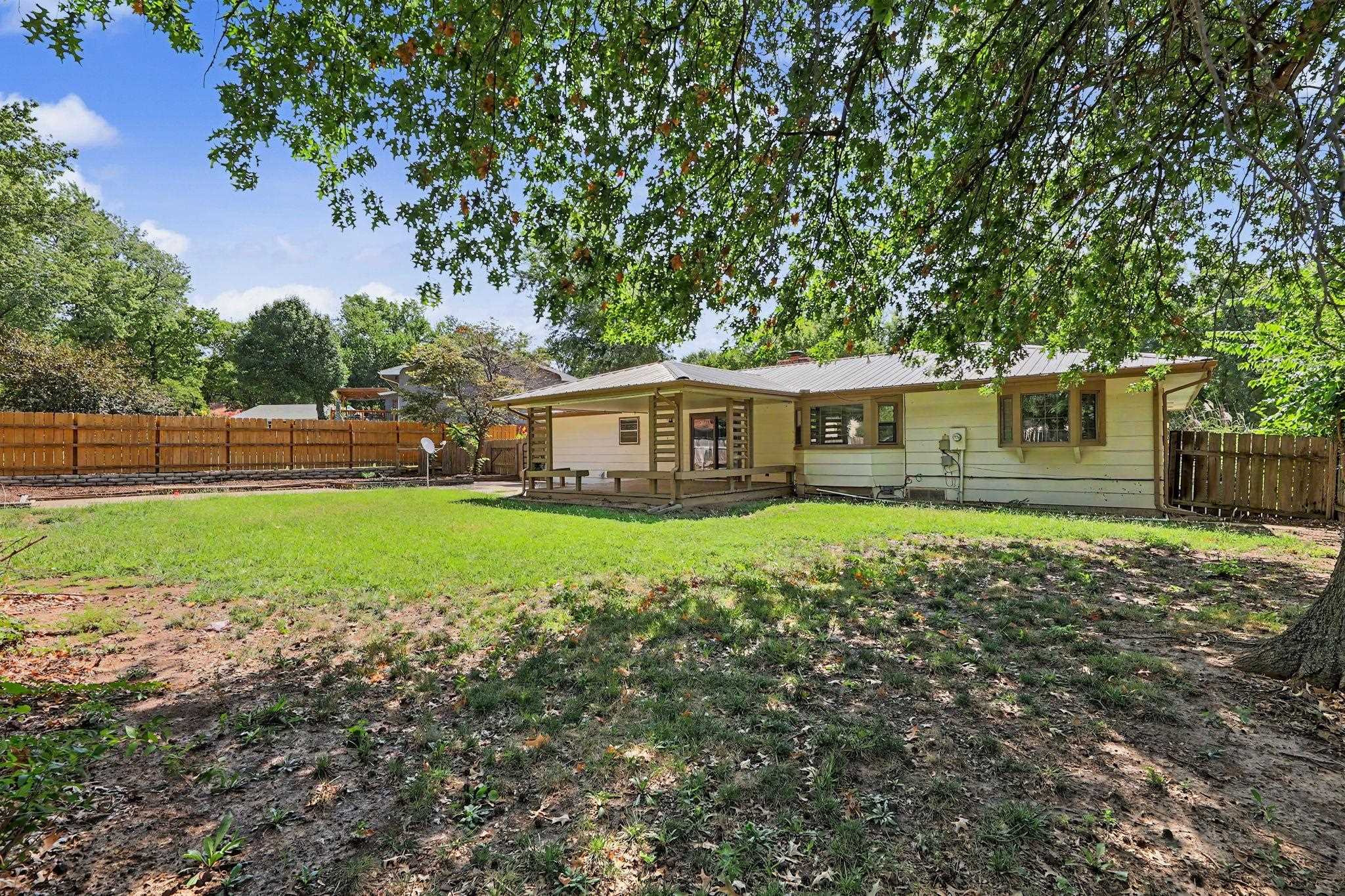 1306 E Brookfield Lane Property Photo 4