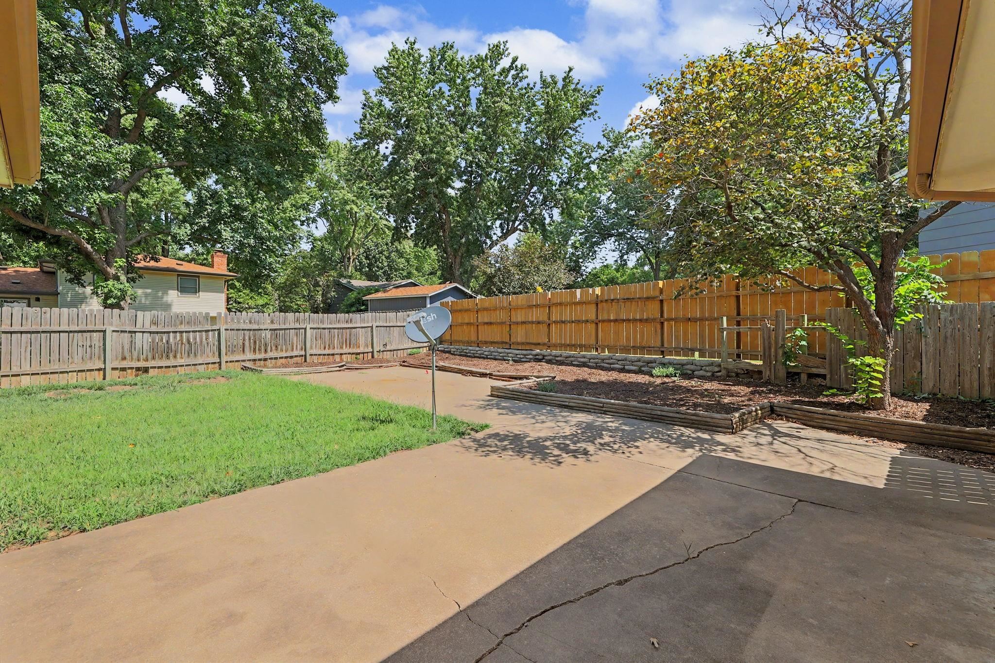 1306 E Brookfield Lane Property Photo 5