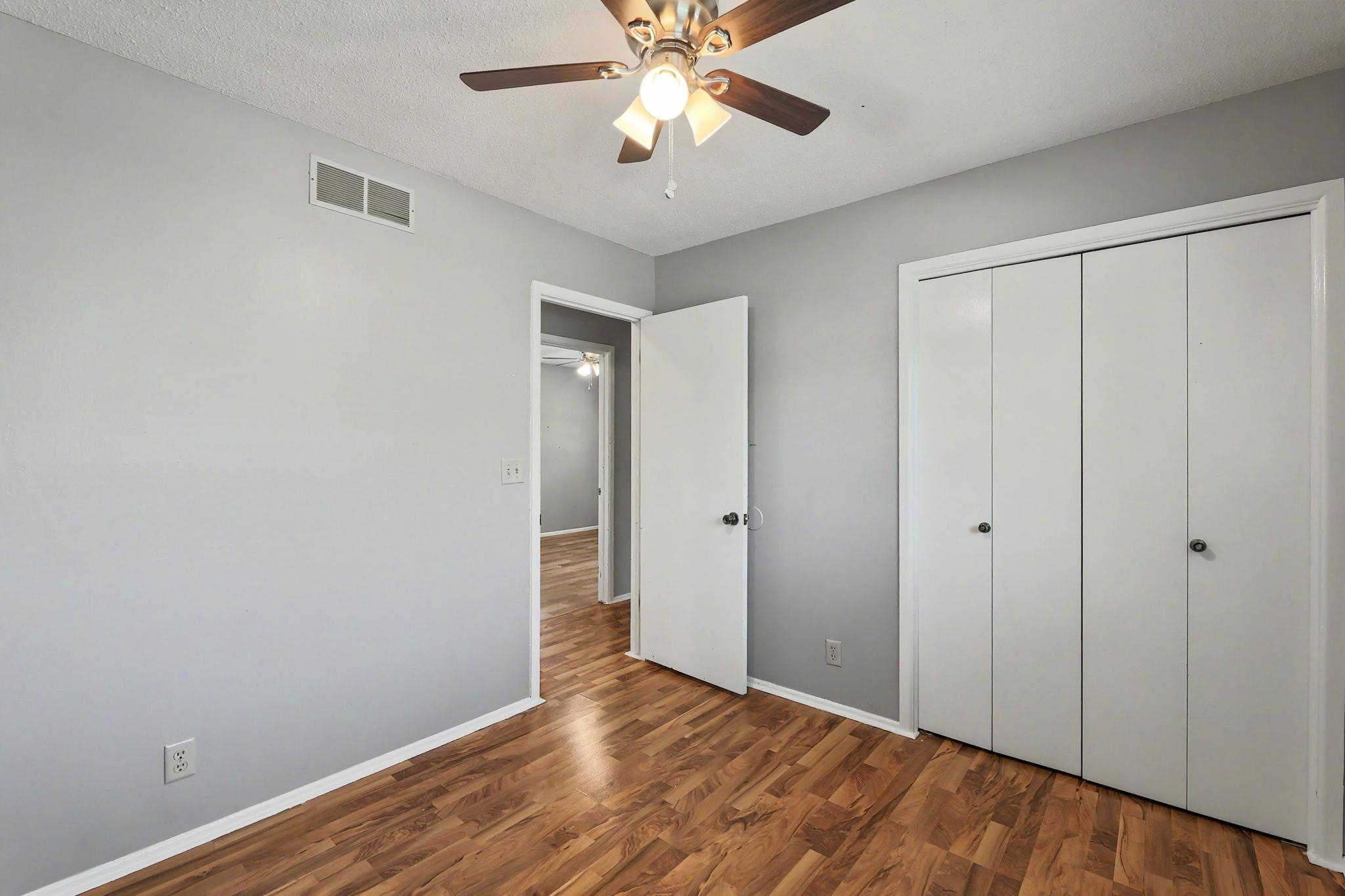 1306 E Brookfield Lane Property Photo 18