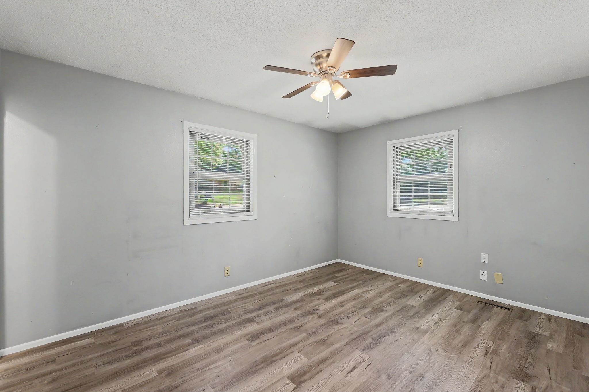 1306 E Brookfield Lane Property Photo 23