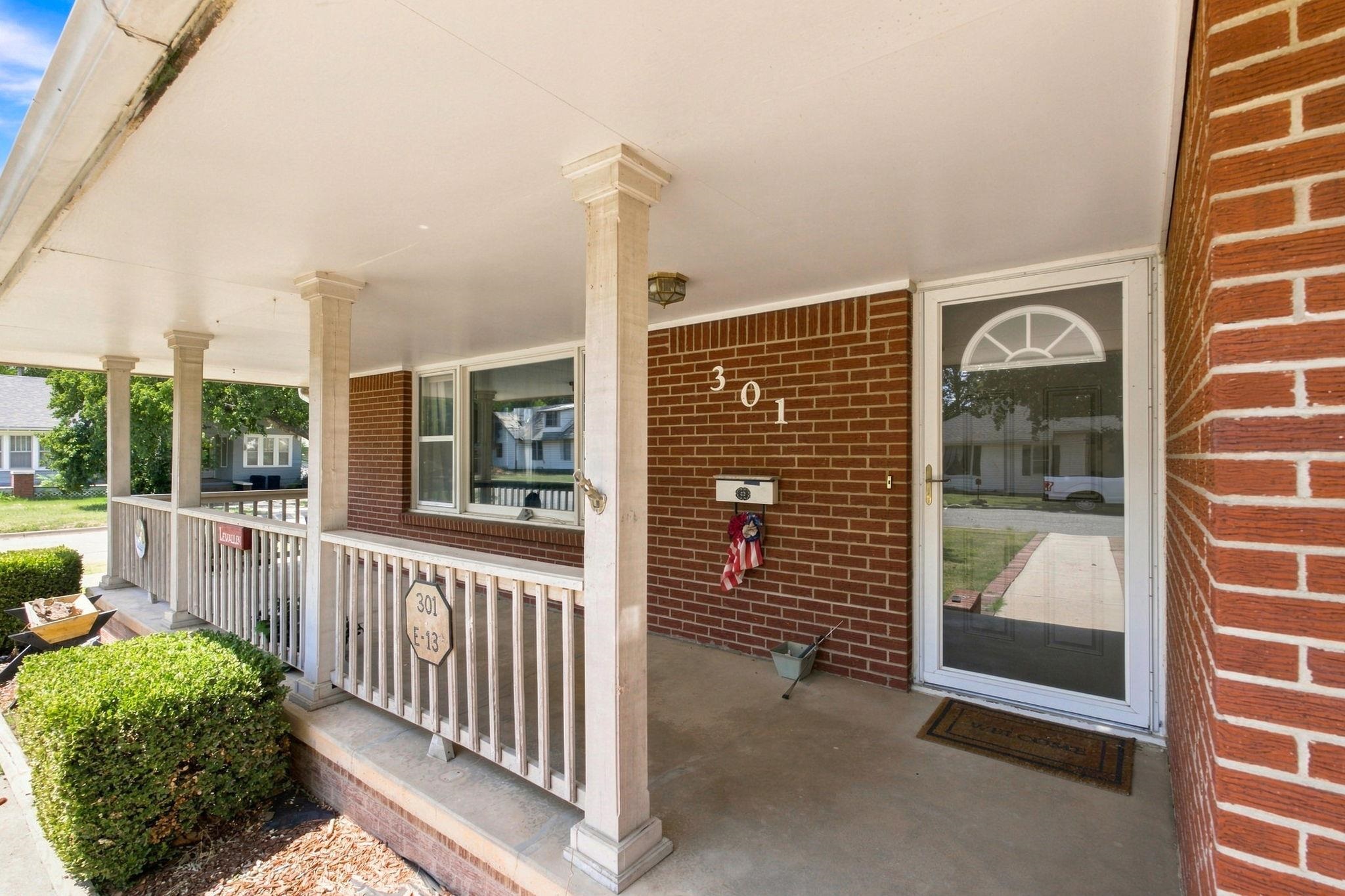 301 E 13th Property Photo 4