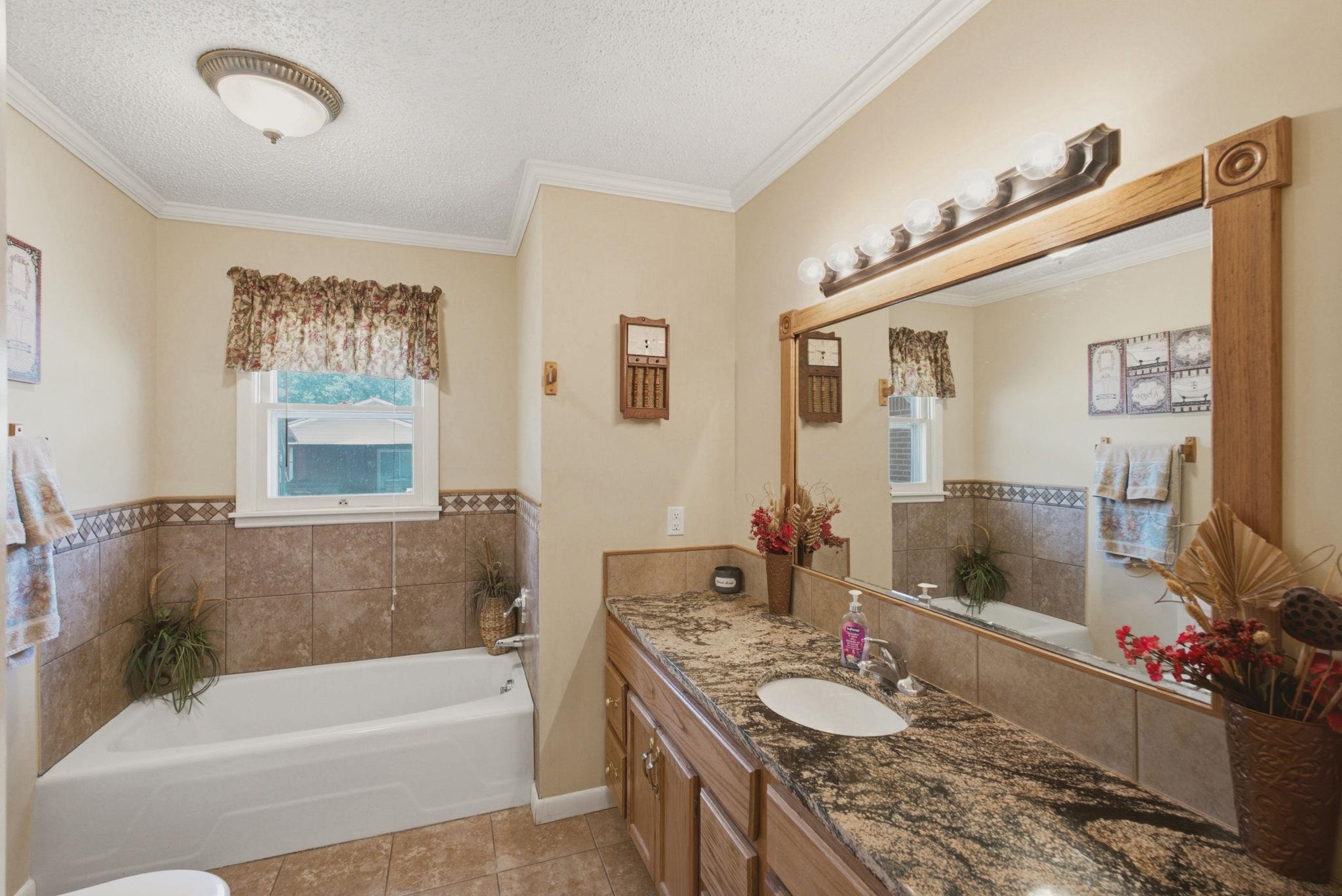 301 E 13th Property Photo 14