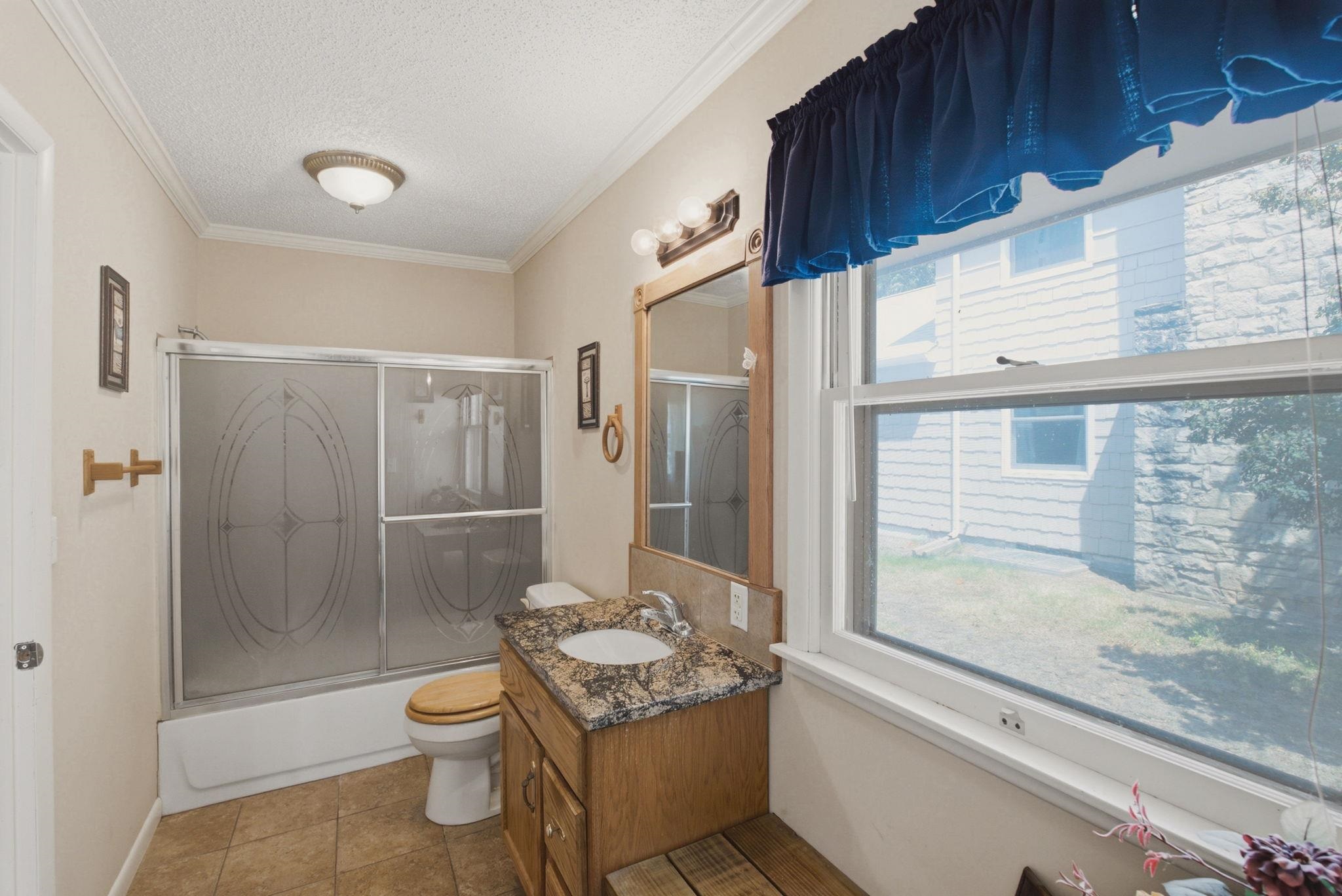 301 E 13th Property Photo 18