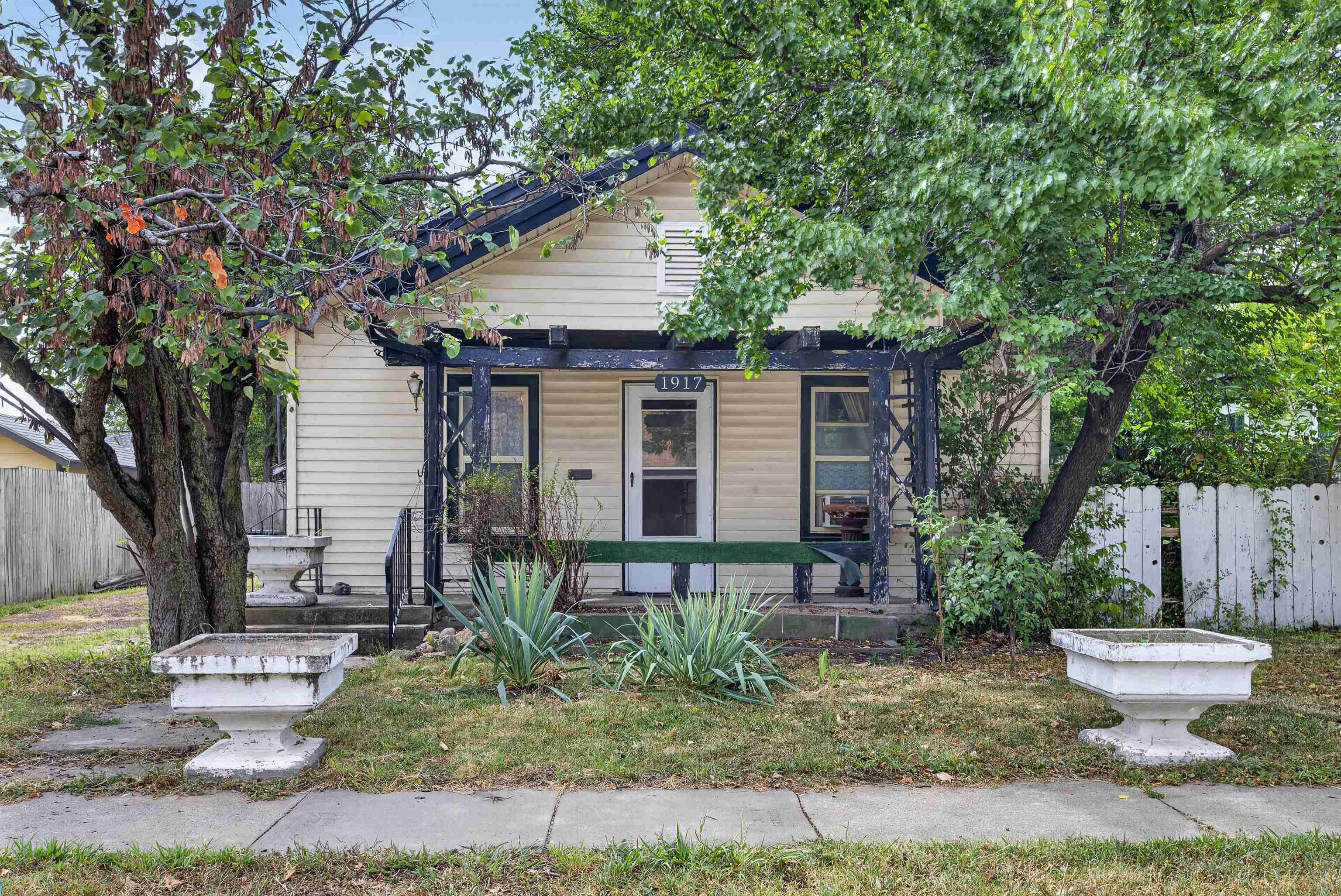 1917 W Mccormick Ave Property Photo 1