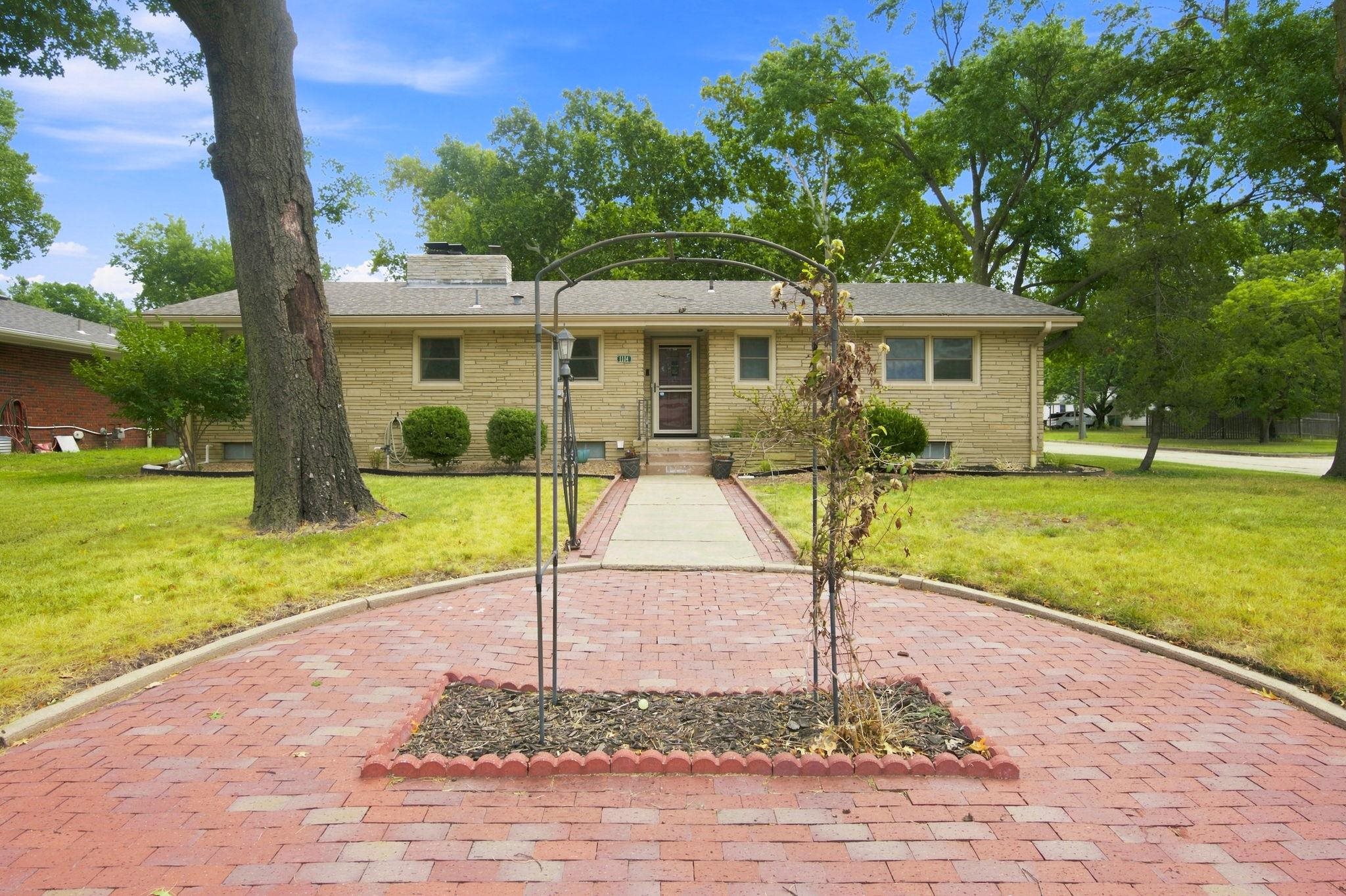1104 N Pinecrest Street Property Photo 1