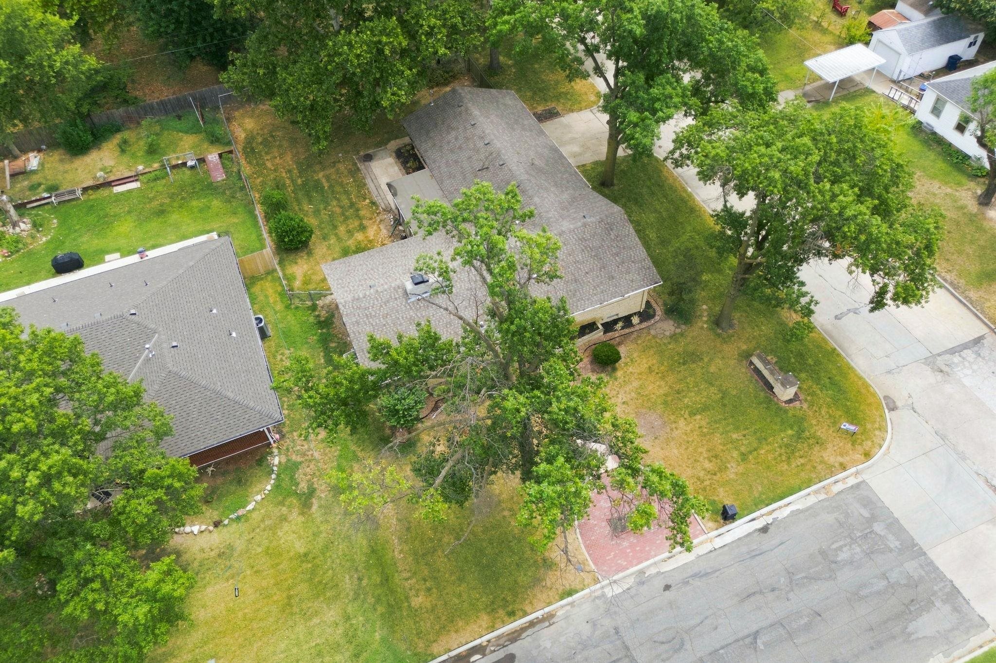 1104 N Pinecrest Street Property Photo 2