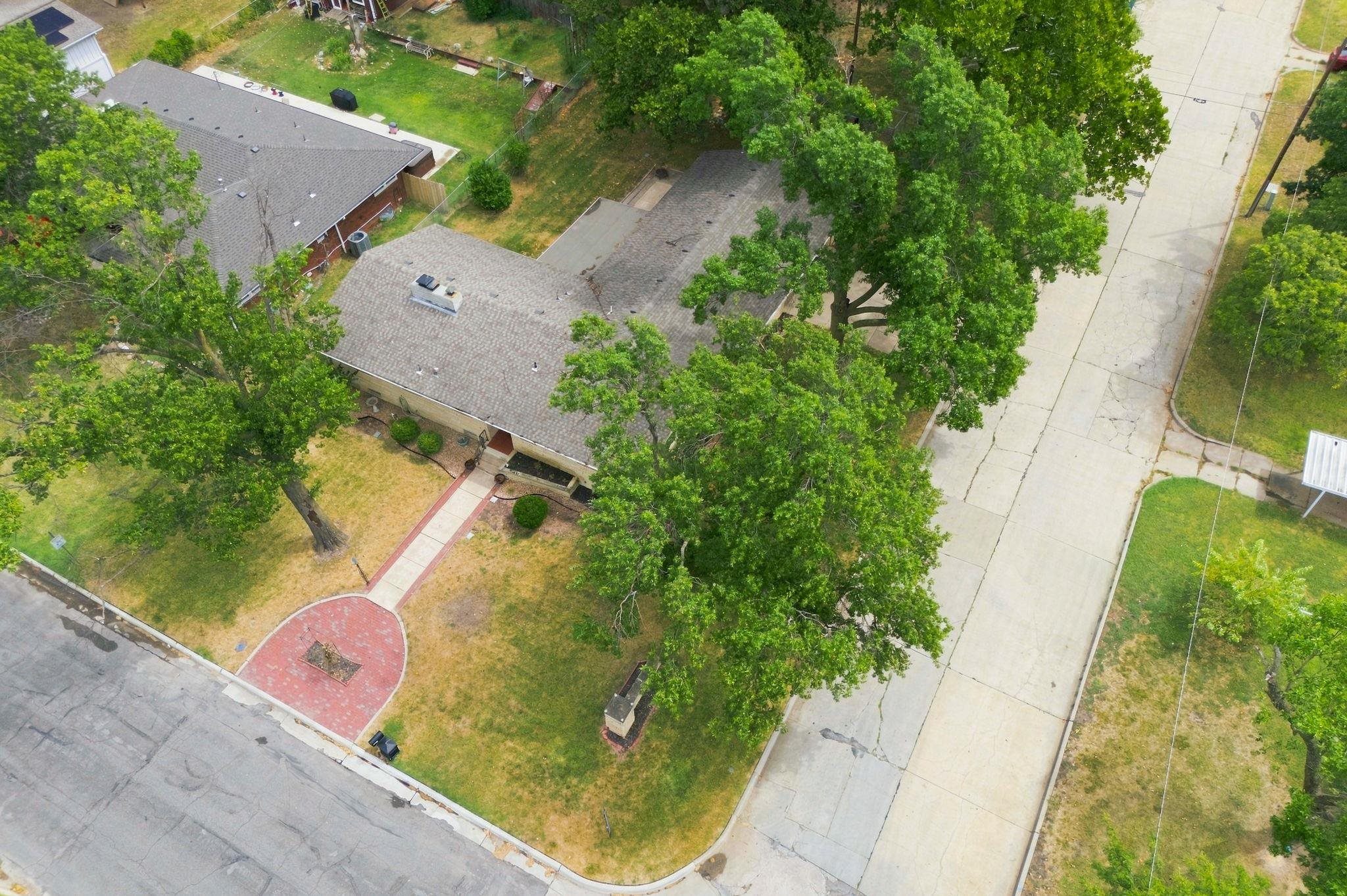 1104 N Pinecrest Street Property Photo 4