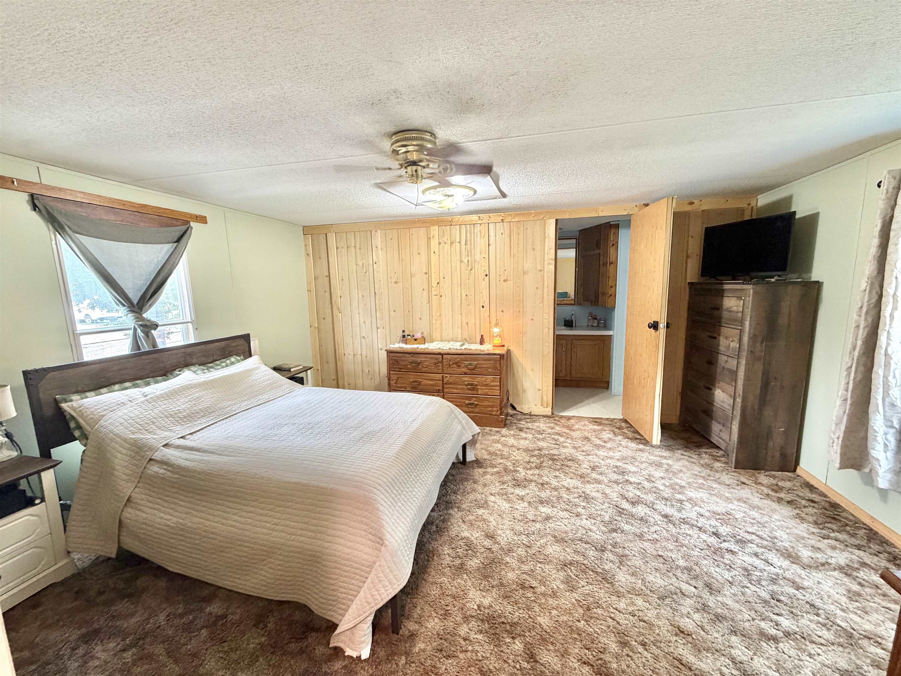 402 N Jewett St Property Photo 6