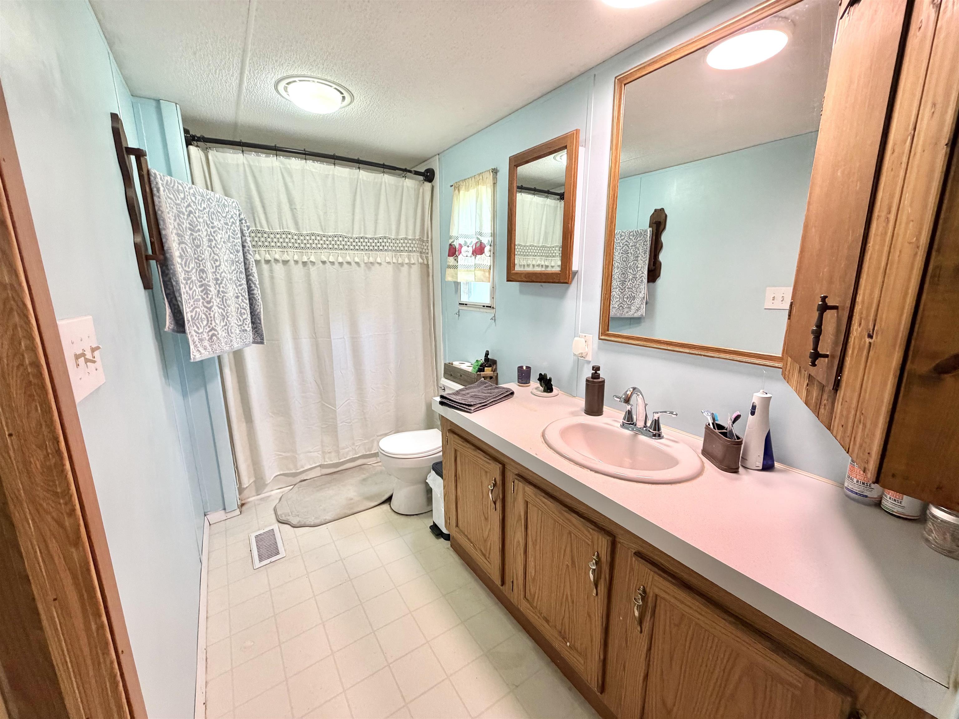 402 N Jewett St Property Photo 7
