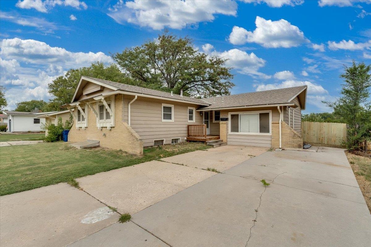 8206 E Levitt Dr Property Photo 2