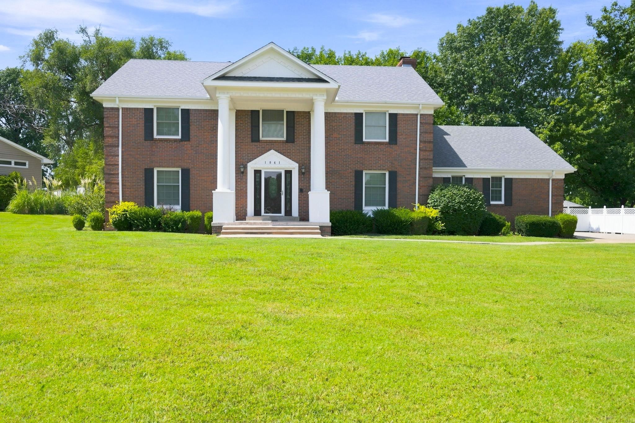 1861 Chelsea Dr Property Photo 4