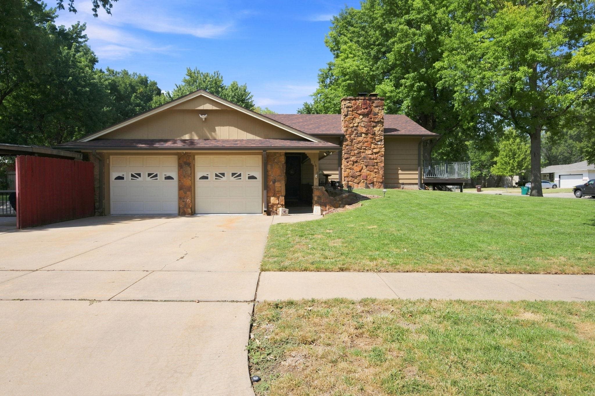 1616 N Westfield Ave Property Photo 1