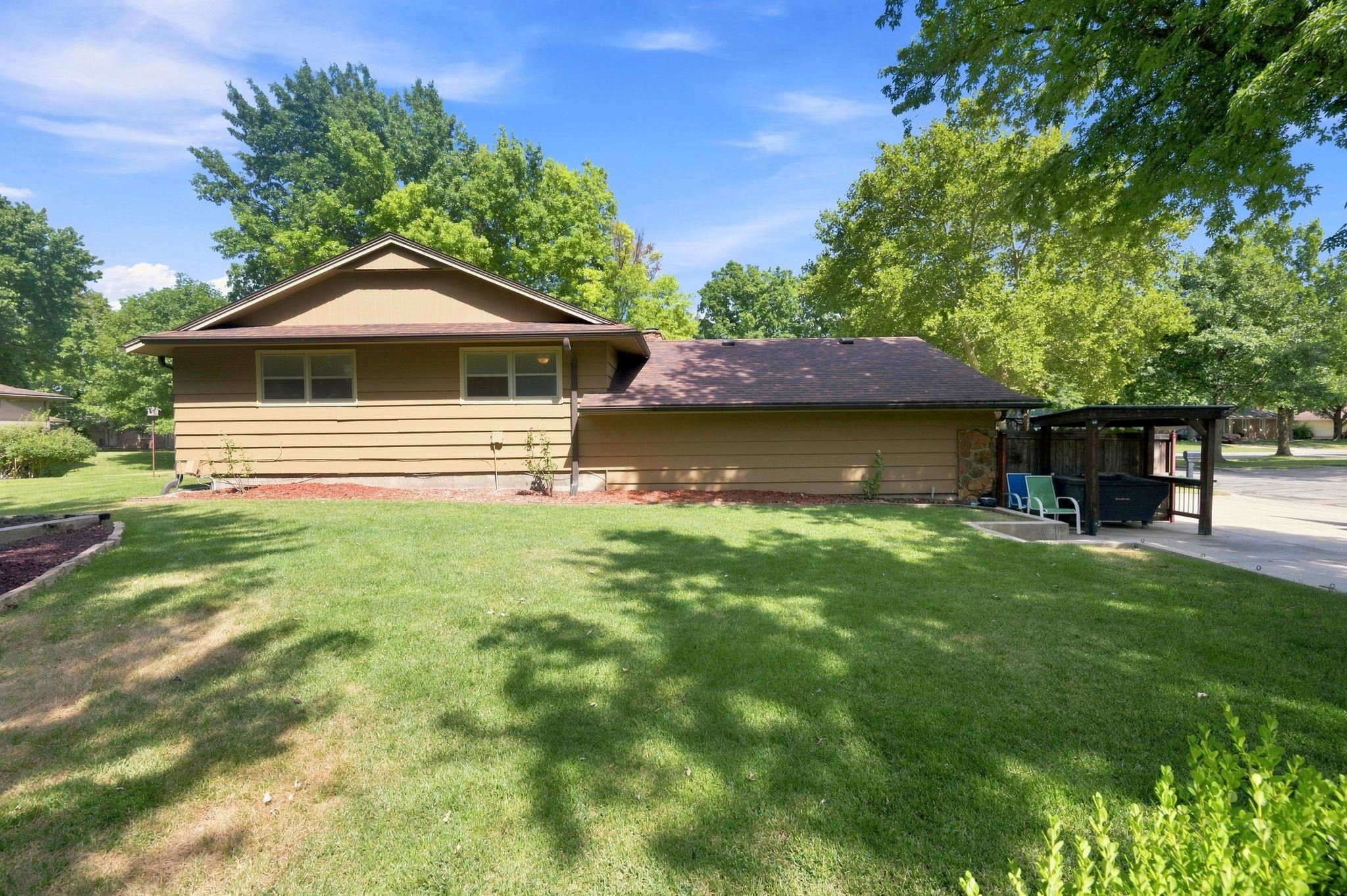 1616 N Westfield Ave Property Photo 32
