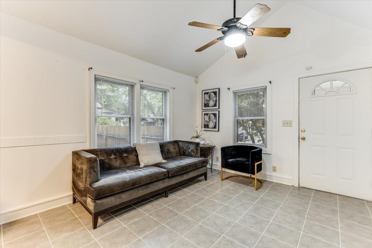 444 N Edwards Property Photo 4