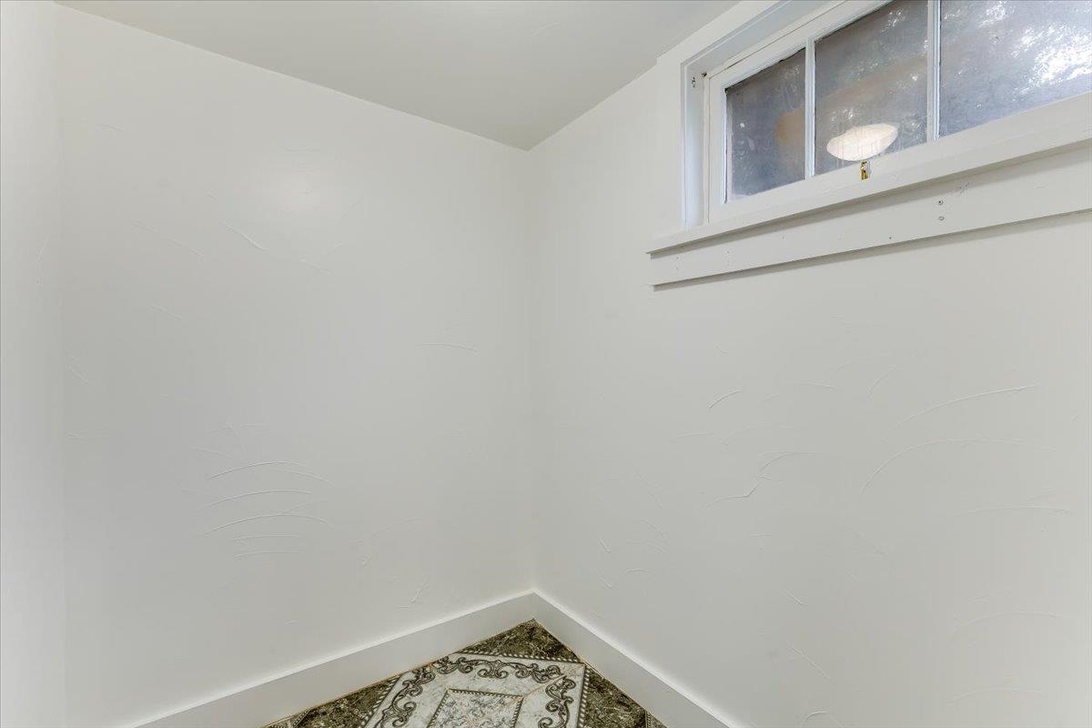 444 N Edwards Property Photo 21