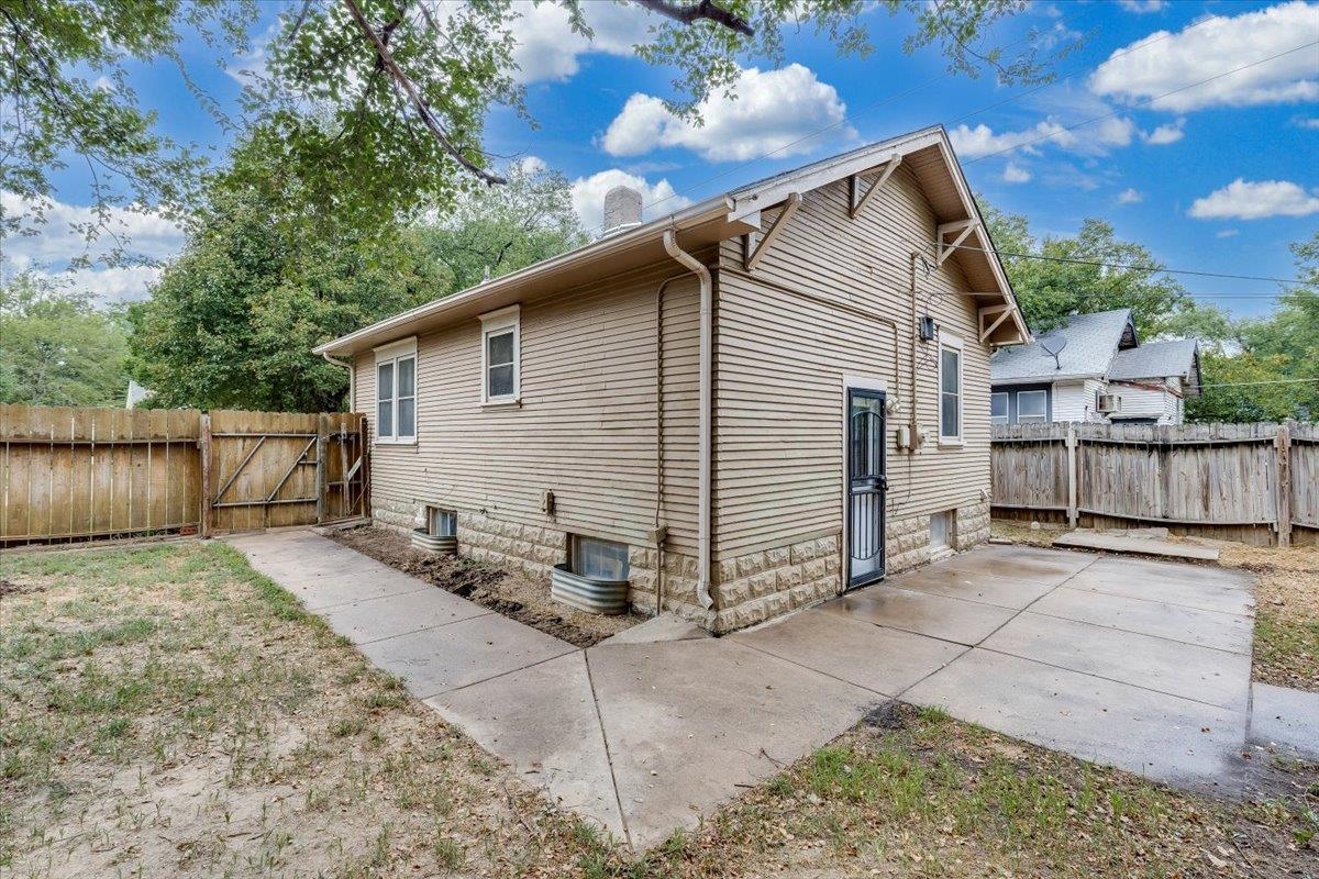 444 N Edwards Property Photo 26