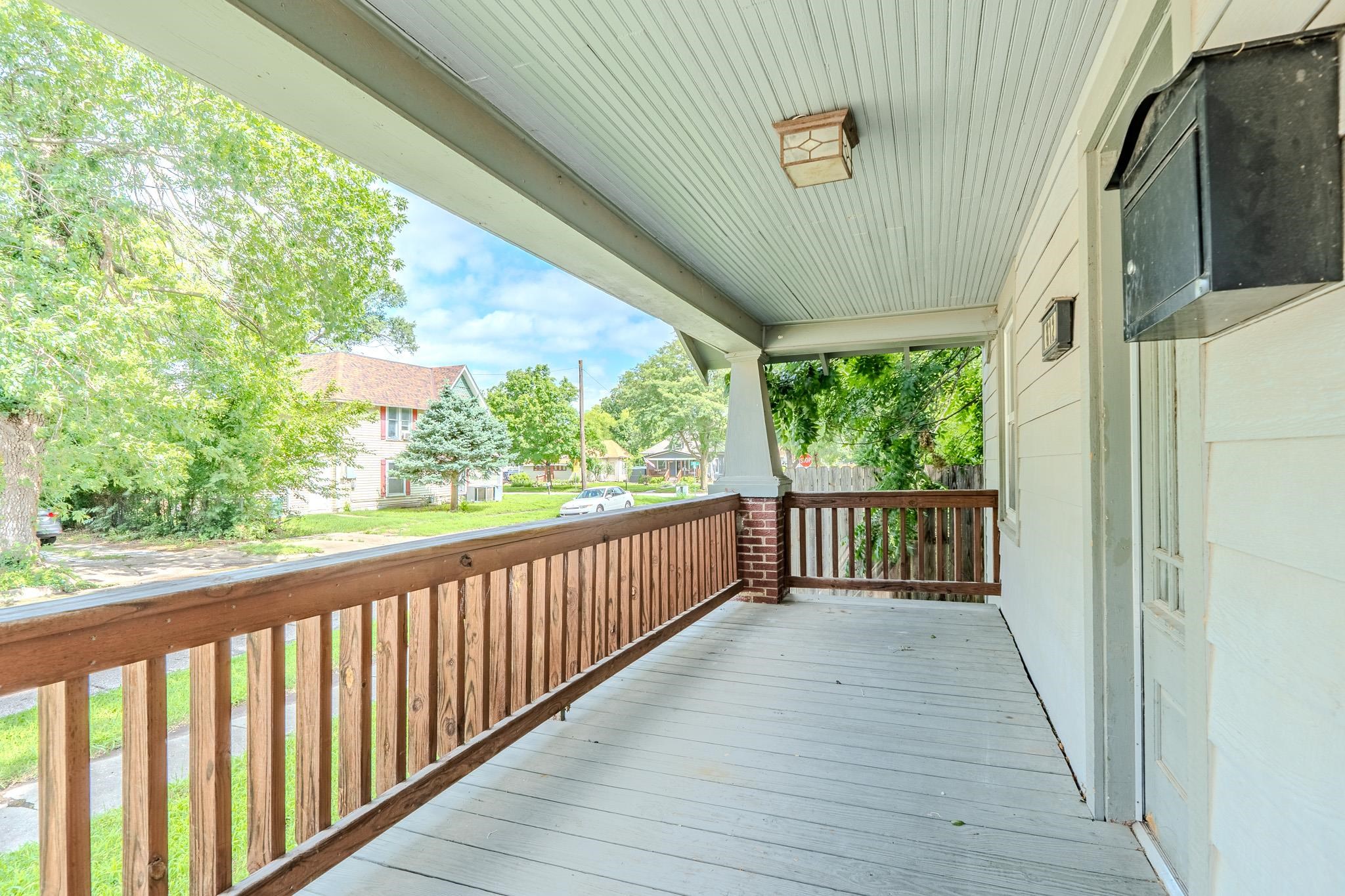 812 Maris St Property Photo 3
