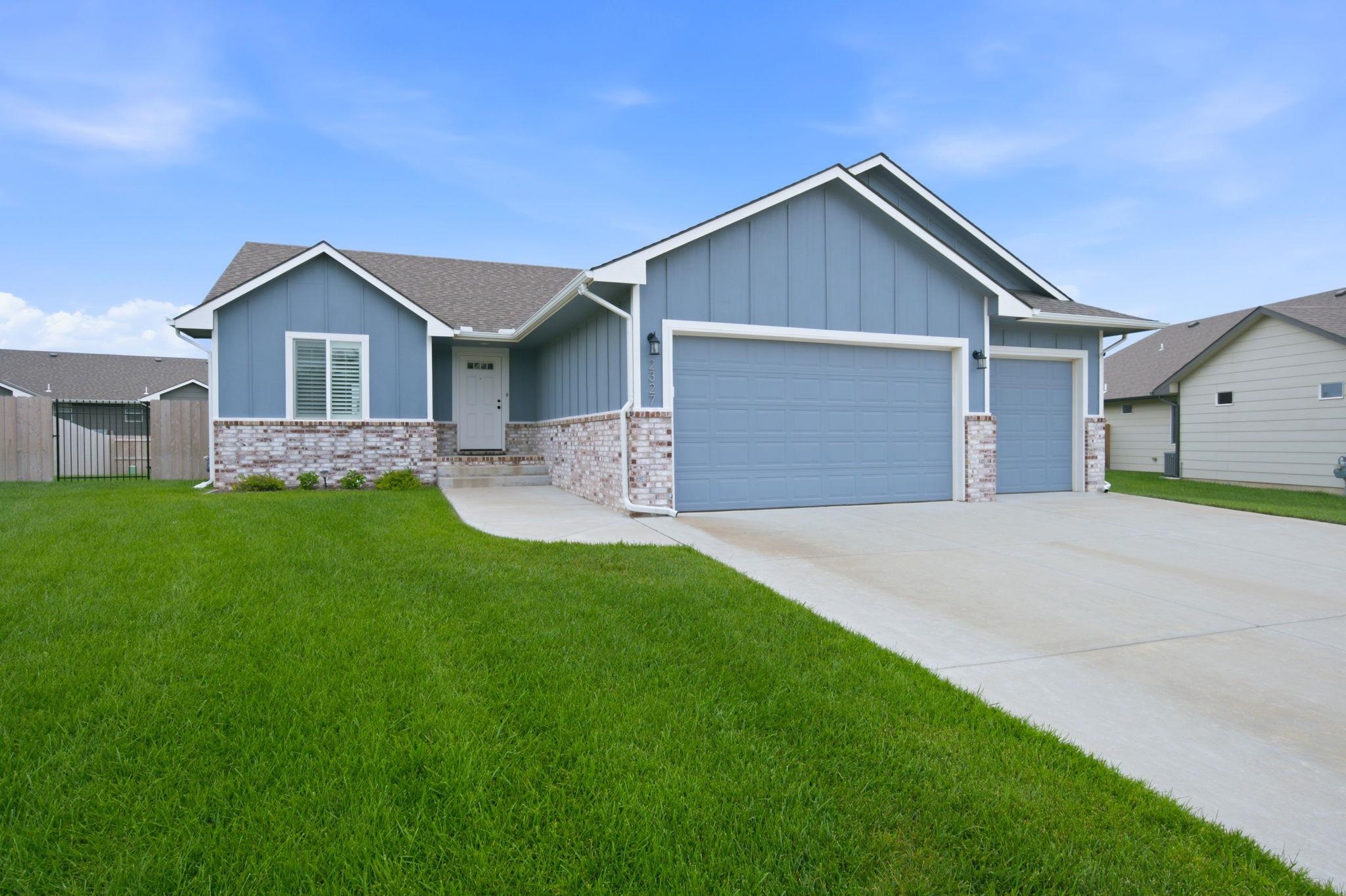 2327 S Chateau Property Photo 2