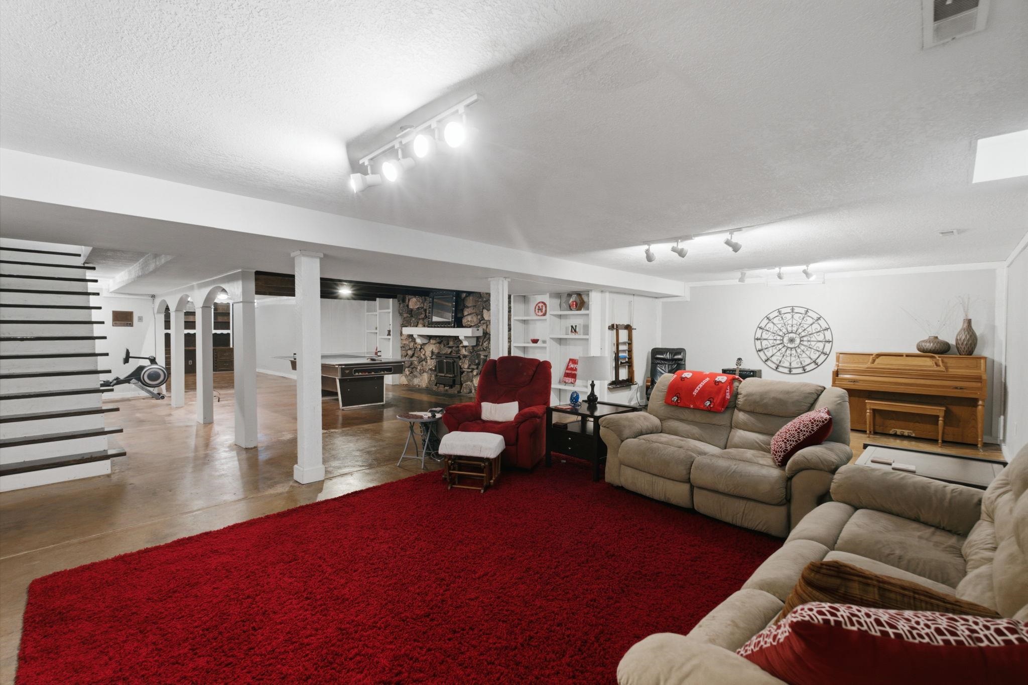 1511 S Phyllis Ln Property Photo 5