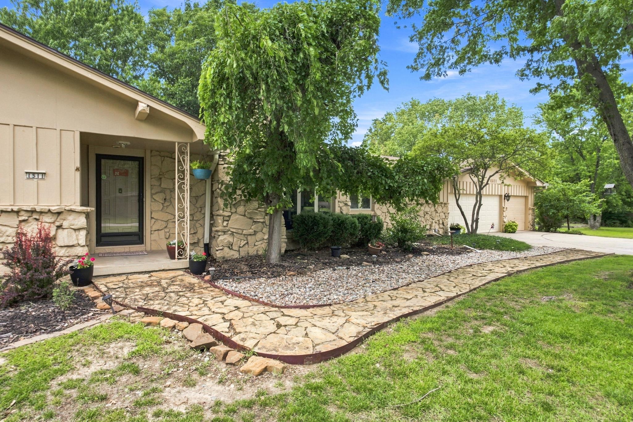 1511 S Phyllis Ln Property Photo 8