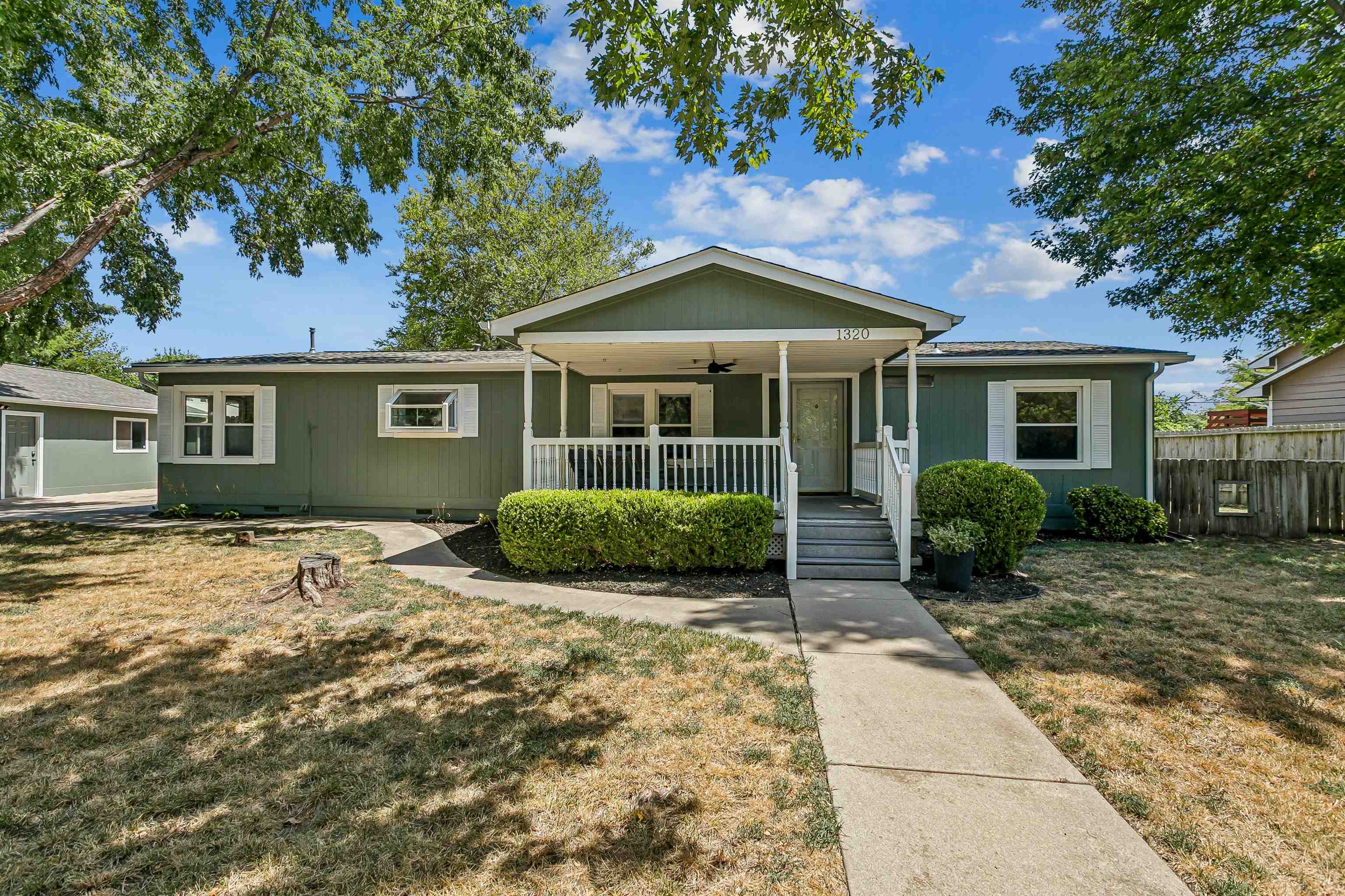 1320 N Mount Carmel Cir
