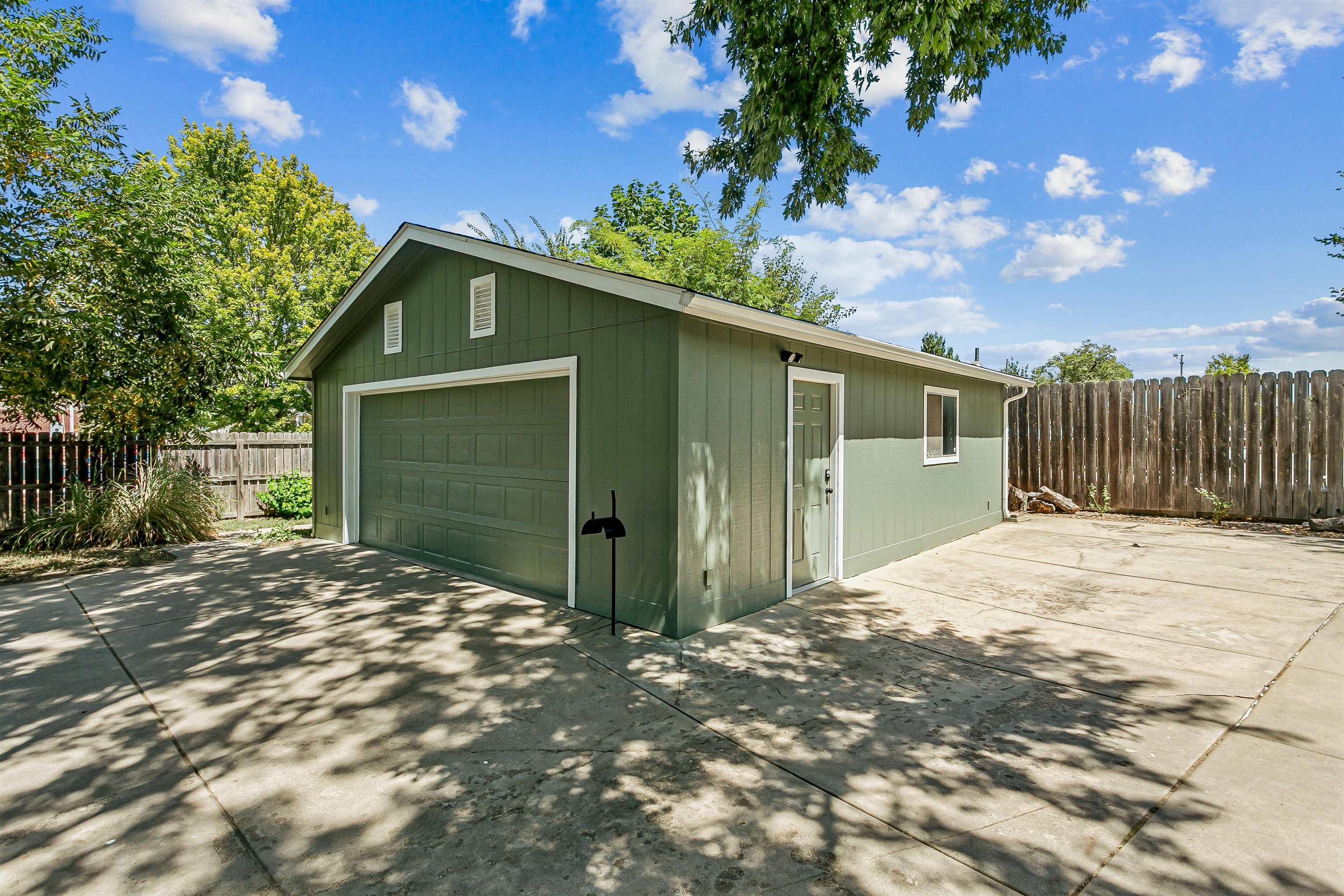 1320 N Mount Carmel Cir Property Photo 5