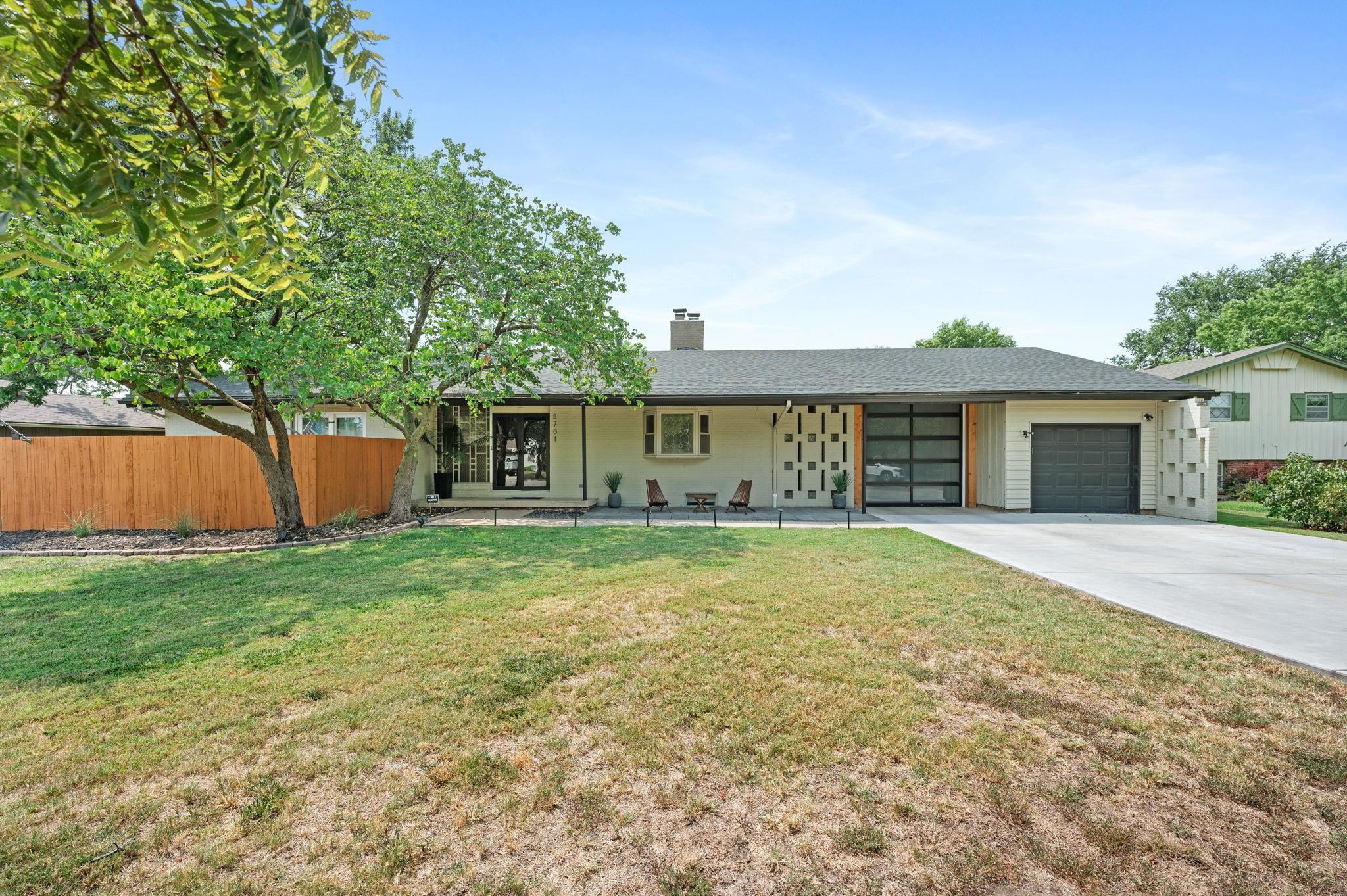 5701 E Perryton St Property Photo 1