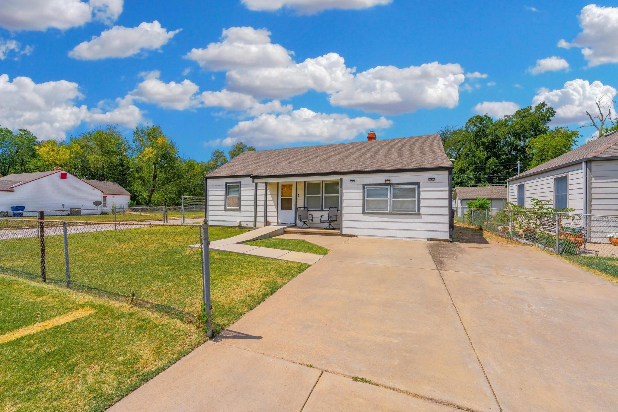 2501 N Piatt Ave Property Photo 2