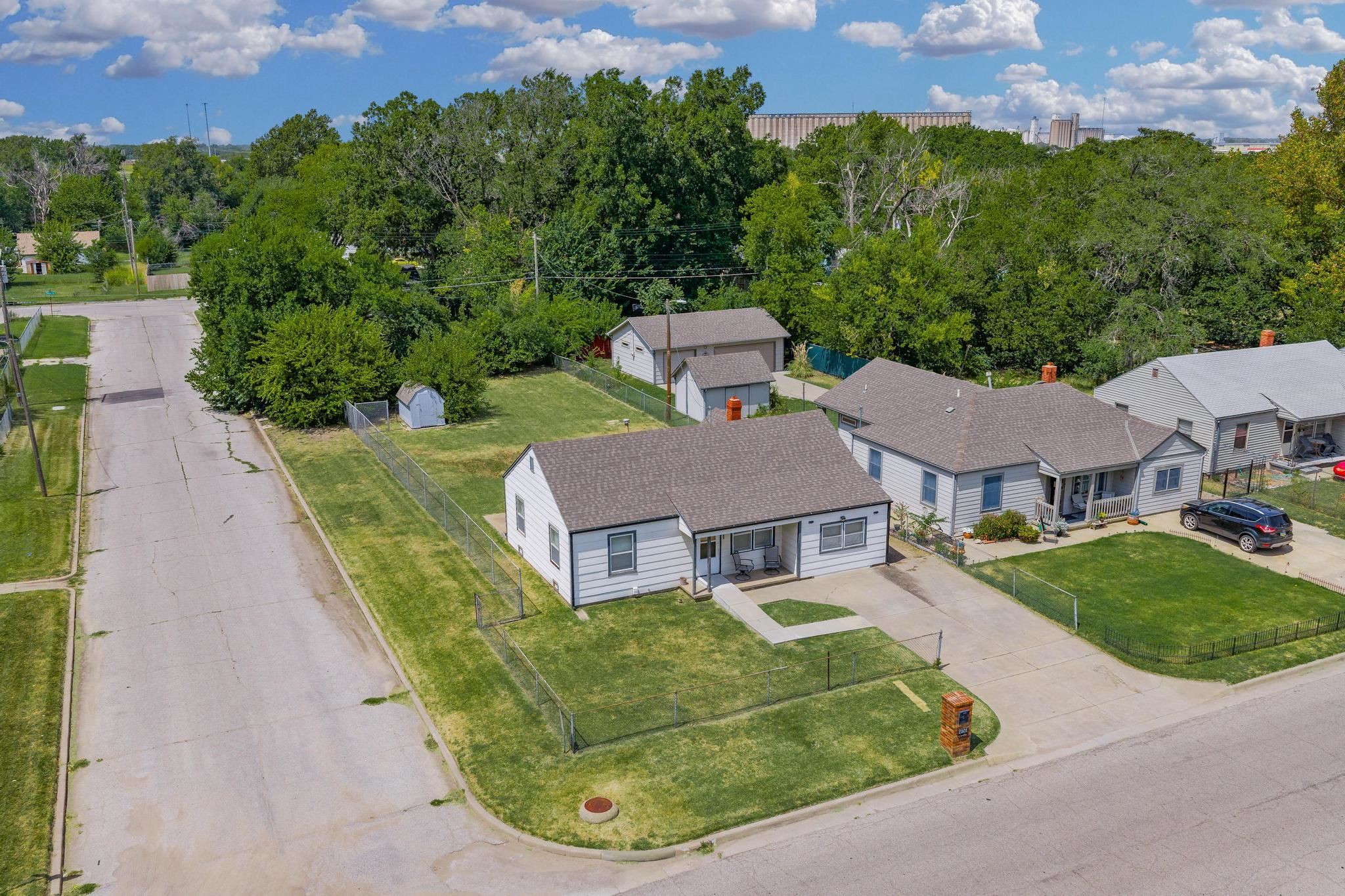 2501 N Piatt Ave Property Photo 3