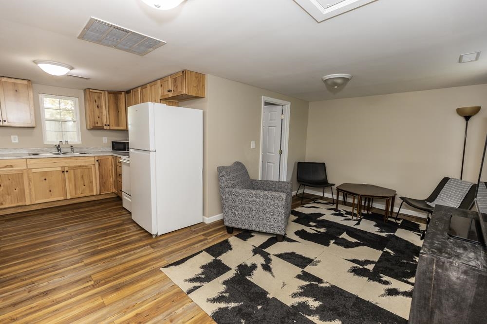 915 Maple Ave Property Photo 4