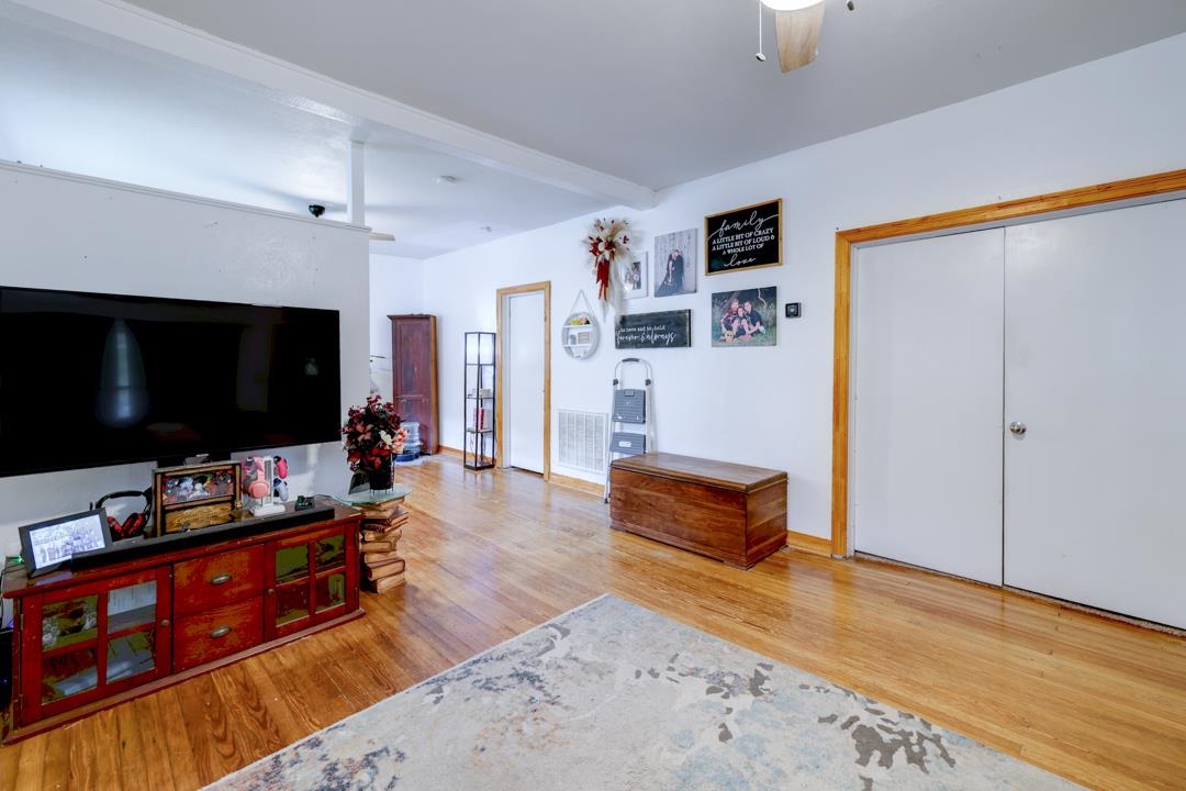 1302 Hackney Property Photo 4